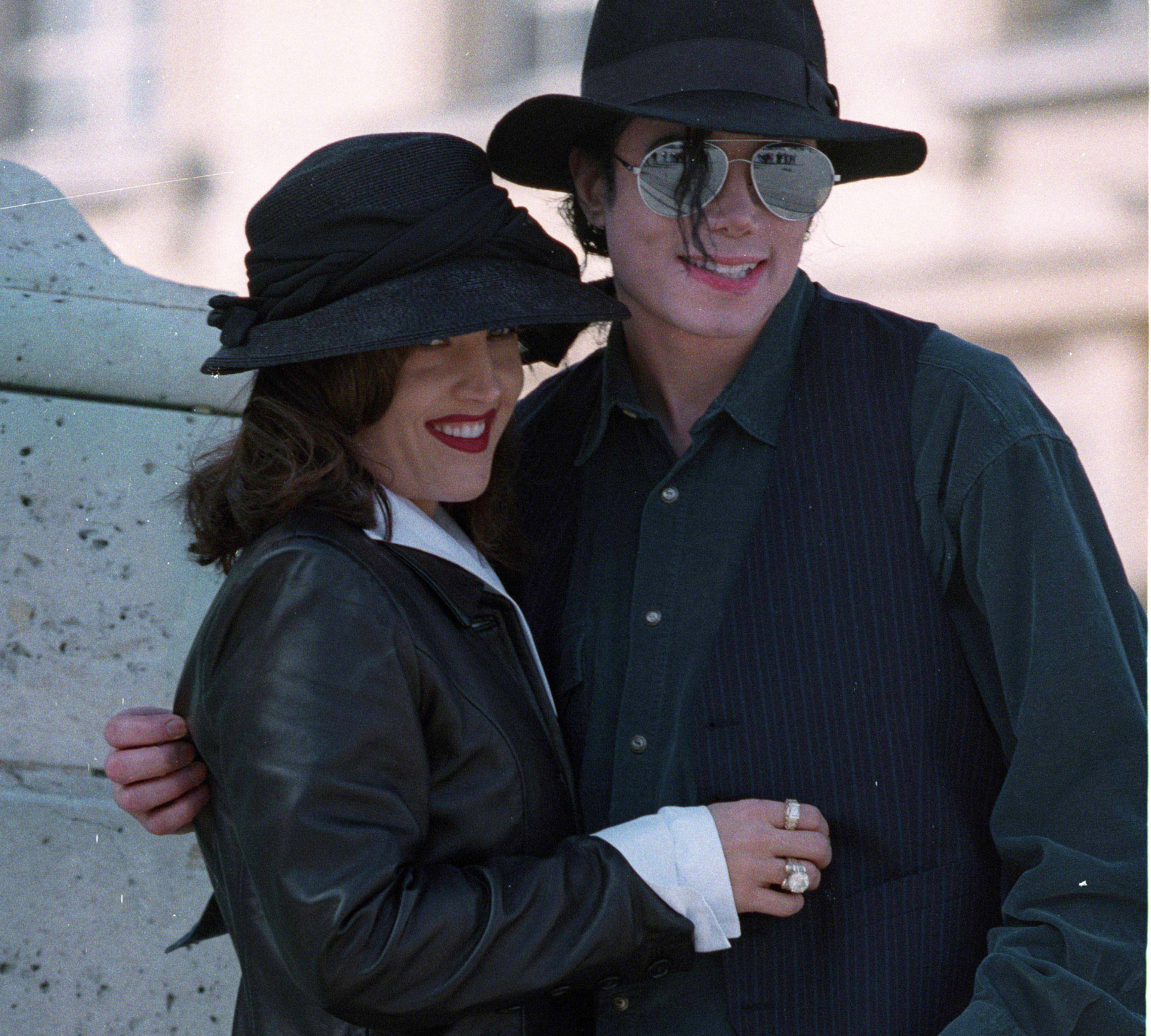 Lisa Marie Presley con Michael Jackson en 1994, al poco de contraer matrimonio.