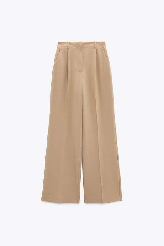 Pantalón wide leg de pinzas de Zara (12,99 euros)