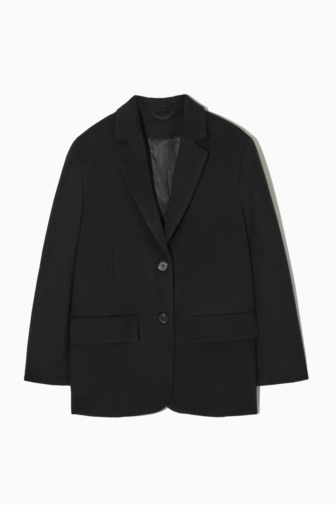 Chaqueta negra de traje, de Arket (159 euros)