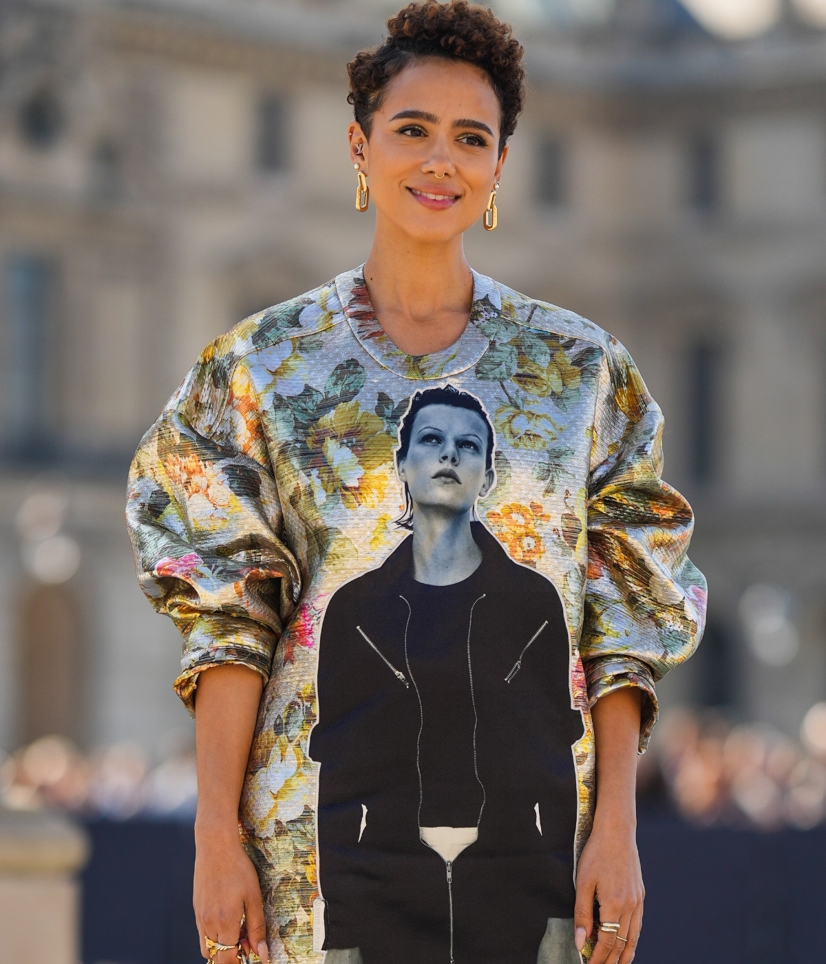 La actriz Nathalie Emmanuel con un pixie rizado muy favorecedor en el street style de París.