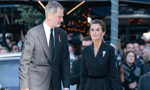 Letizia en el funeral de Constantino de Grecia: un broche con historia y un abrigo impecable
