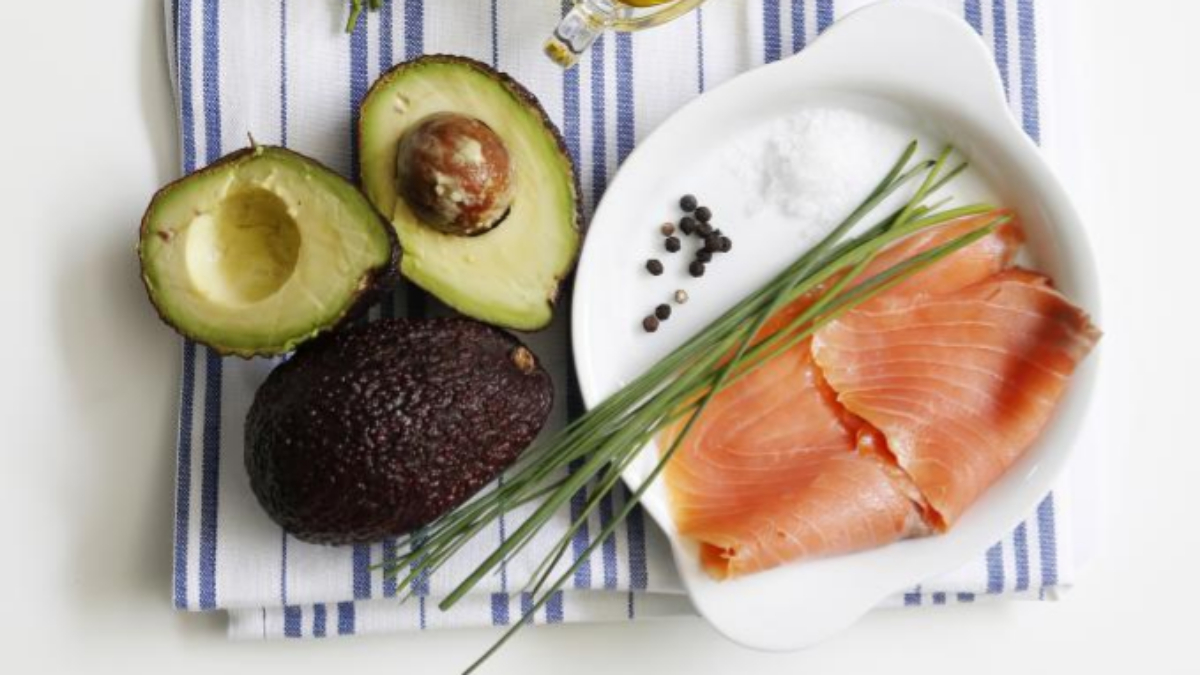 Aguacate y salmón, dos alimentos saludables que deberían formar parte de tu dieta por muchos motivos, también anímicos.