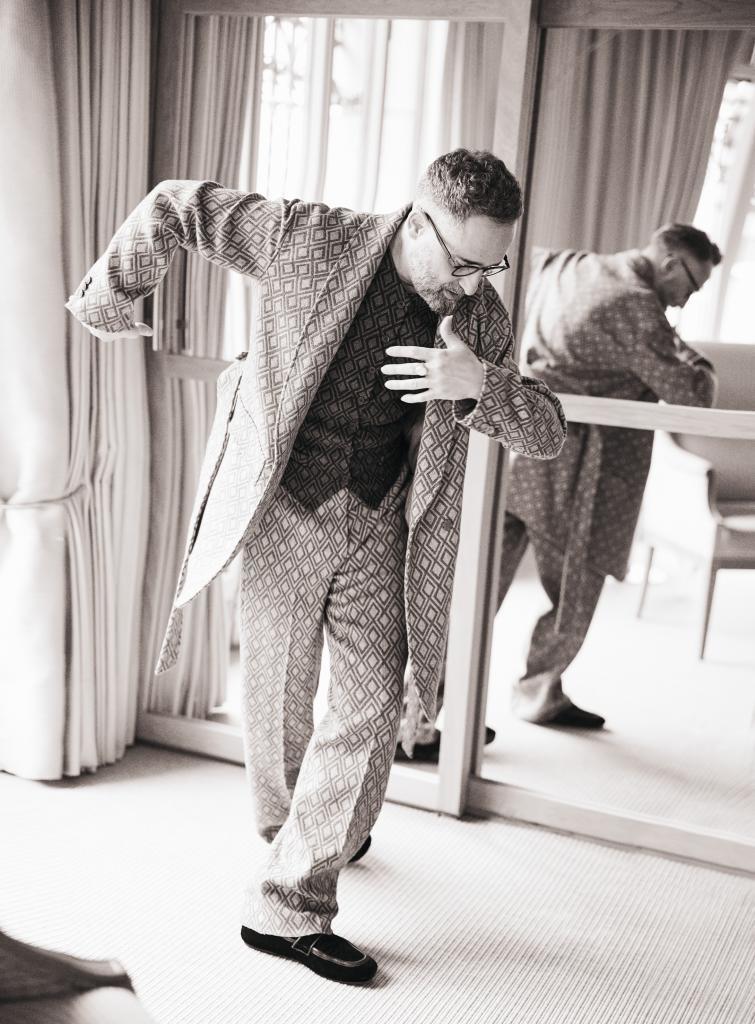 Drexler lleva traje y chaleco Emporio Armani. Se marca unos pasos de baile en el lobby del Hotel Urso de Madrid. Slippers, Jimmy Choo.