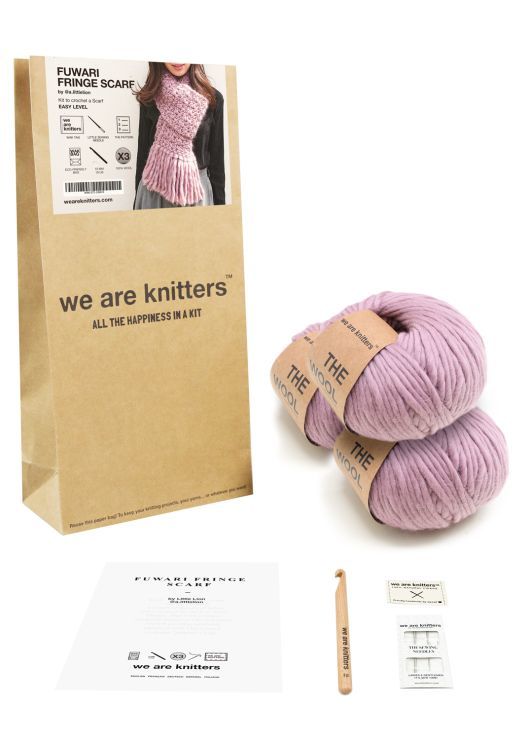 Kit para tejer una bufanda, de We are Knitters (88 euros).