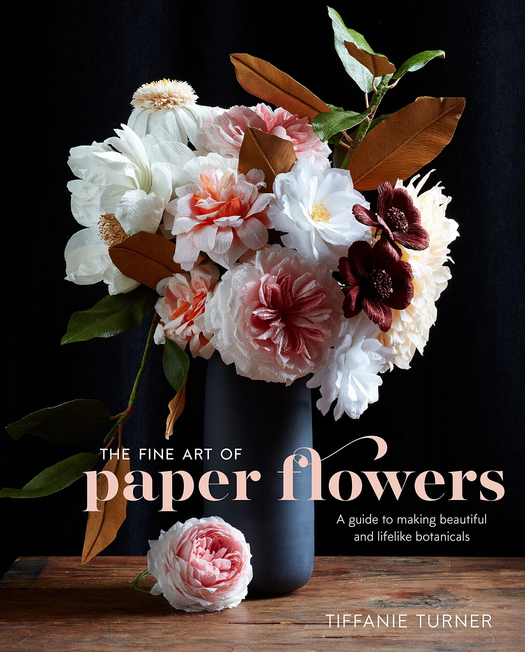 Libro The fine art of paper flowers de la artista Tiffanie Turner para aprender a crear tus propios ramos de flores de papel.
