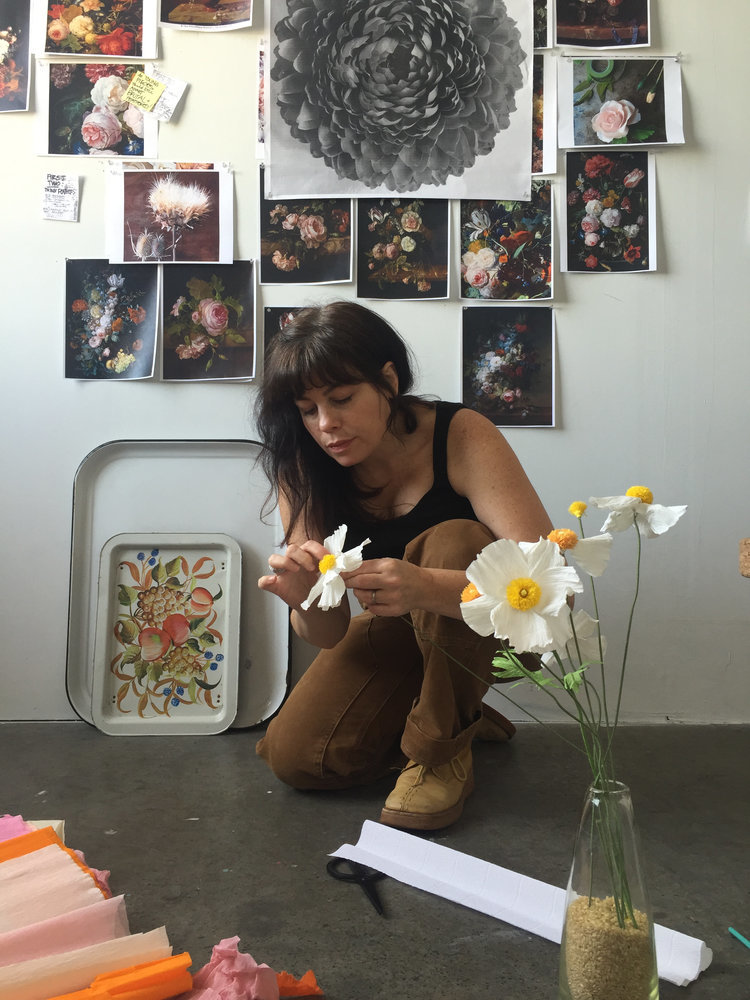 La artista Tiffanie Turner realizando flores de papel en su estudio.