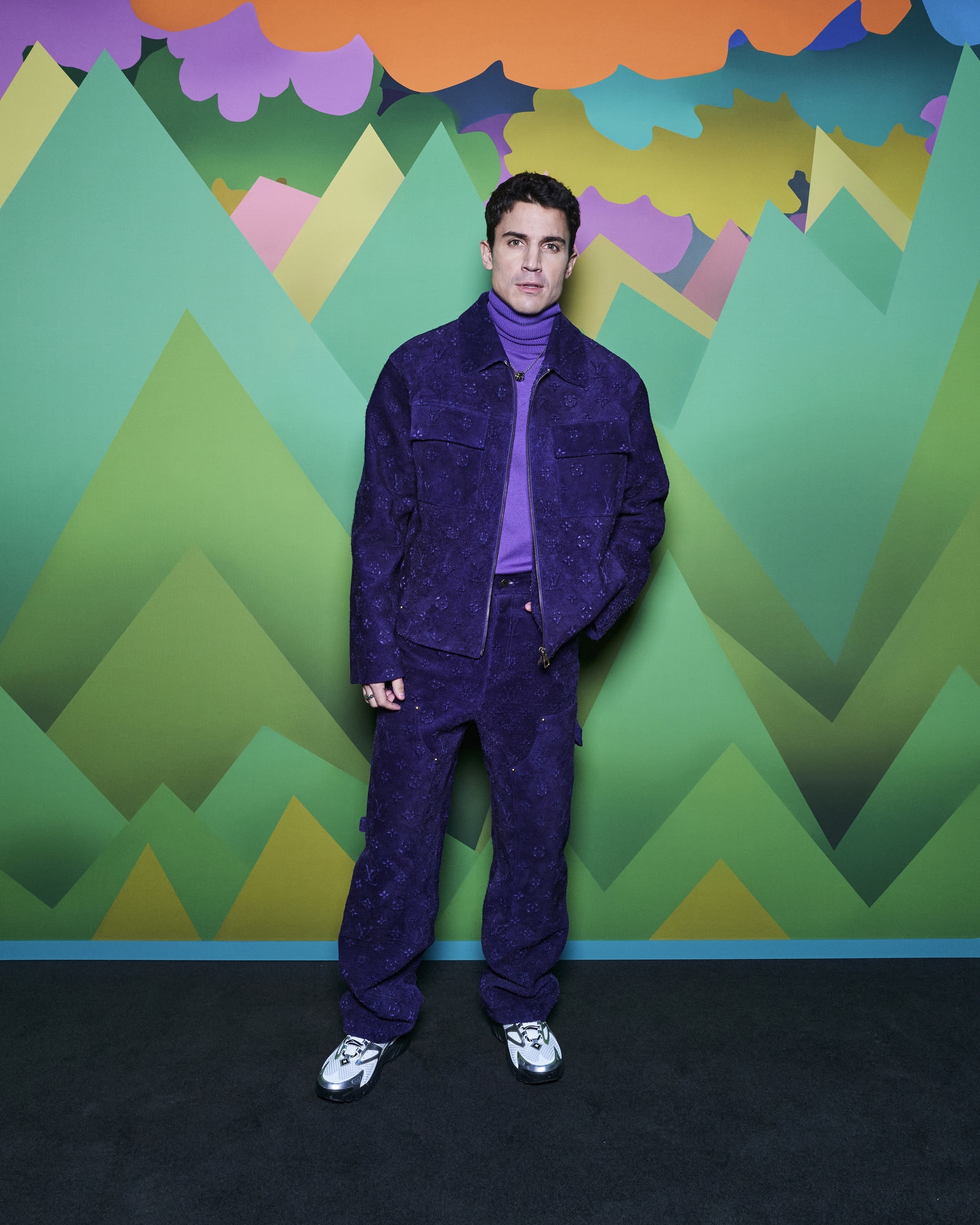 El actor Alex González fue uno de los invitados al desfile para hombre otoño-invierno 2023 de Louis Vuitton.