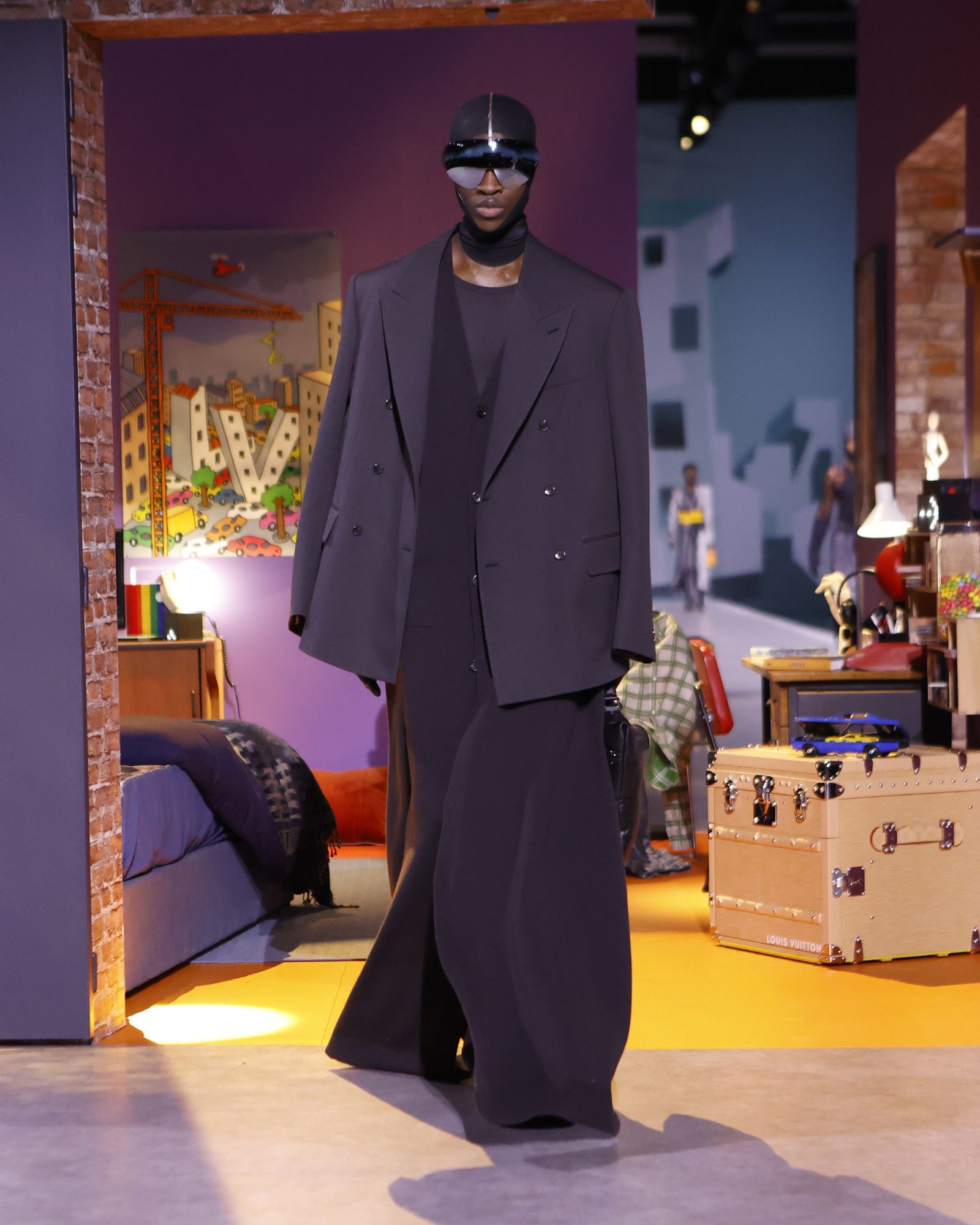 Total look negro de la colección otoño-invierno 2023 de Louis Vuitton.