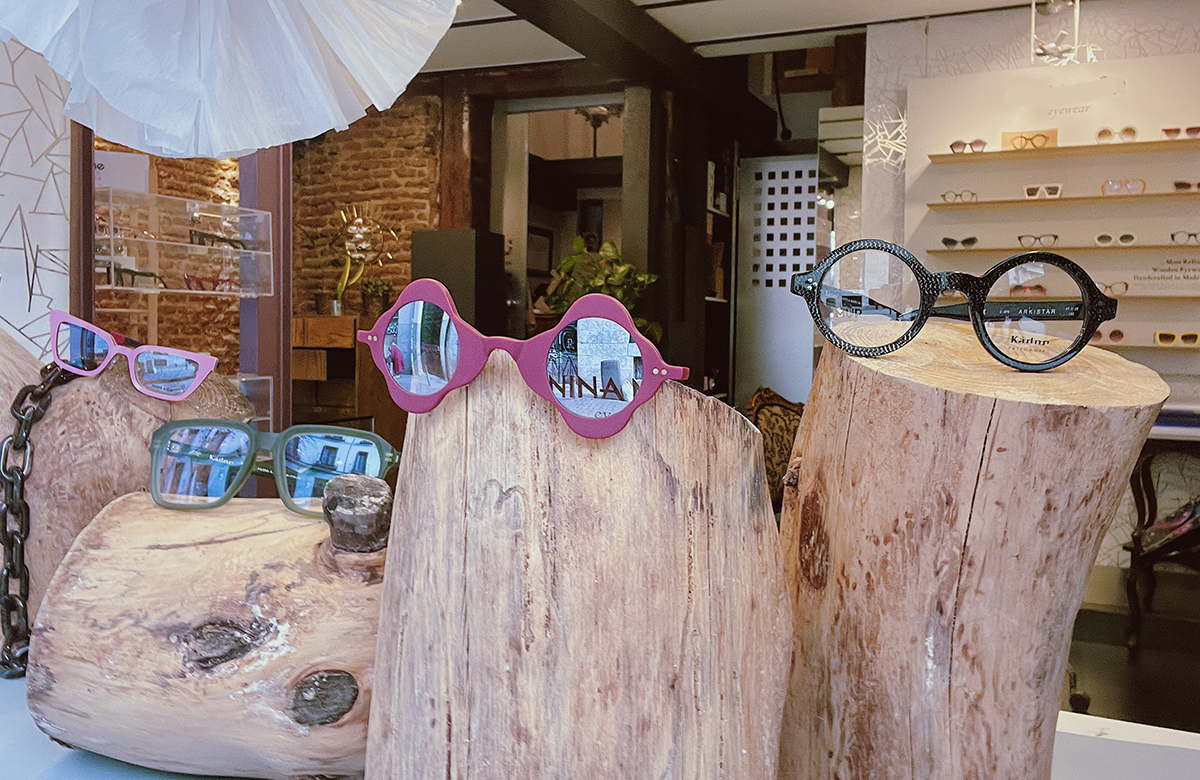Últimas tendencia de gafas con montura de pasta muy marcada en el escaparate de Alohe Óptica en el barrio de Malasaña (Madrid).