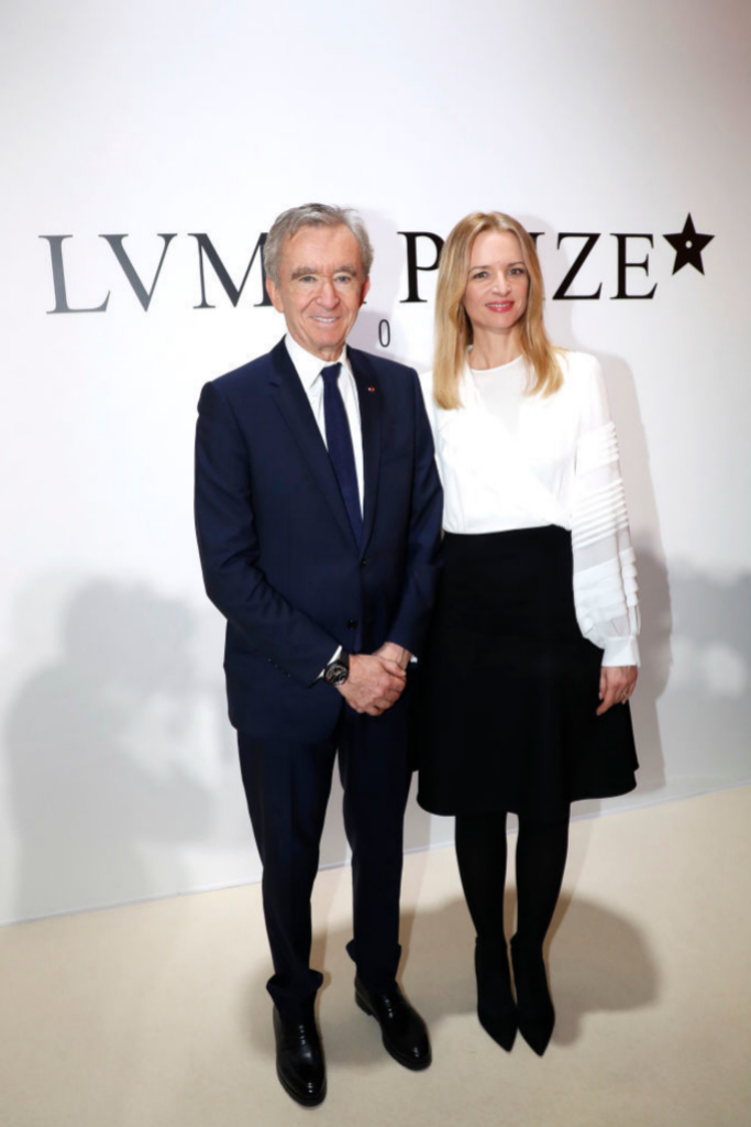 Delphine Arnault con su padre Bernard en los Premios LVMH