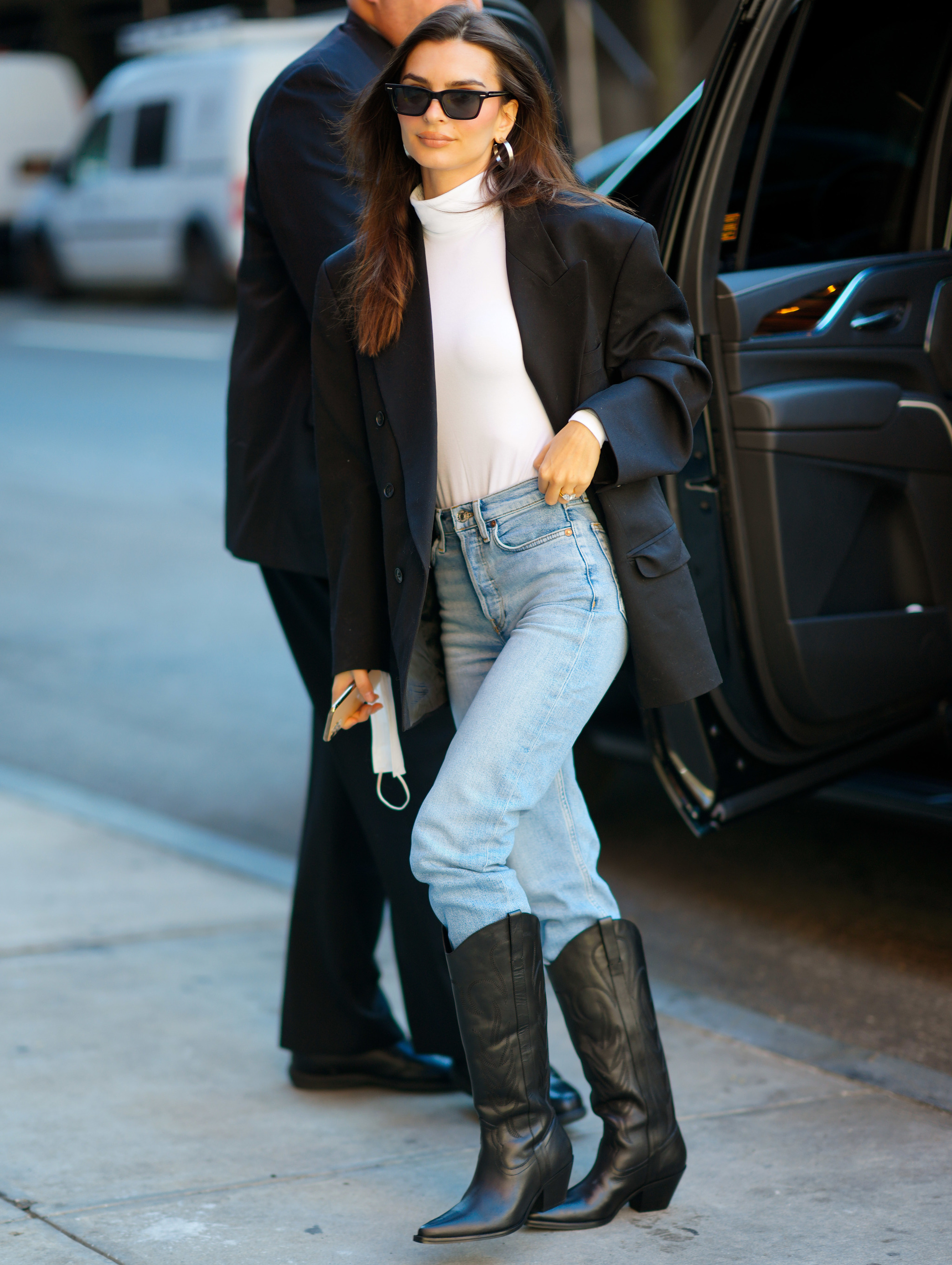 Emily Ratajkowski con jeans y botas cowboy.