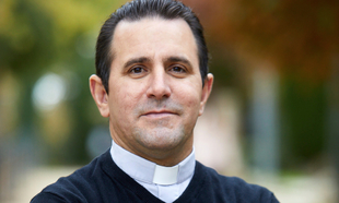 Bladimir Navarro, sacerdote cubano que ha puesto en marcha la...