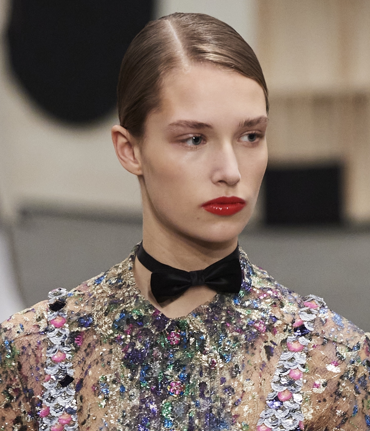 Chanel propone unos labios rojos vinilo en su desfile de Alta Costura para la próxima primavera-verano 2023.