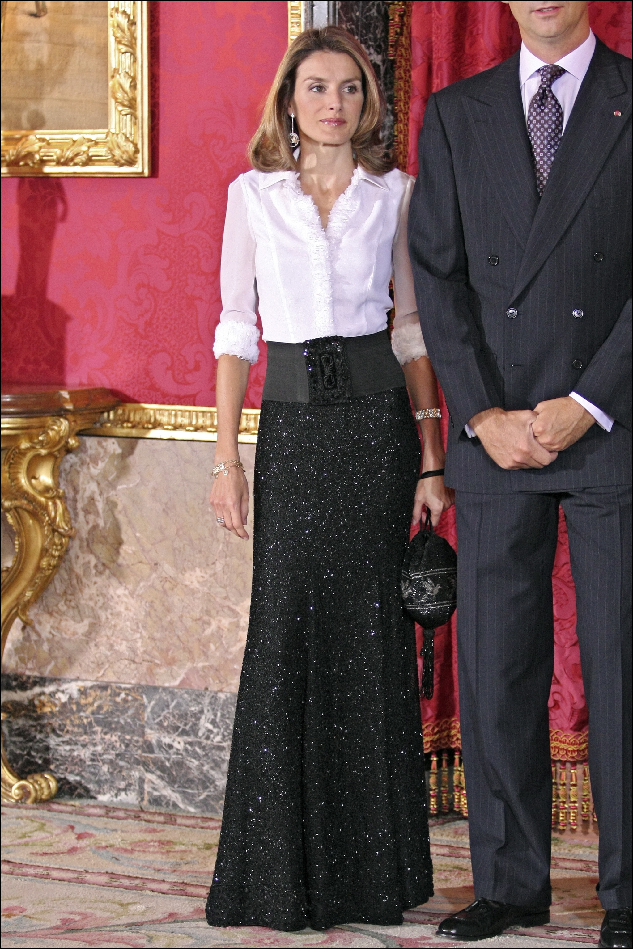 Letizia con camisa blanca y falda negra de cintura alta.