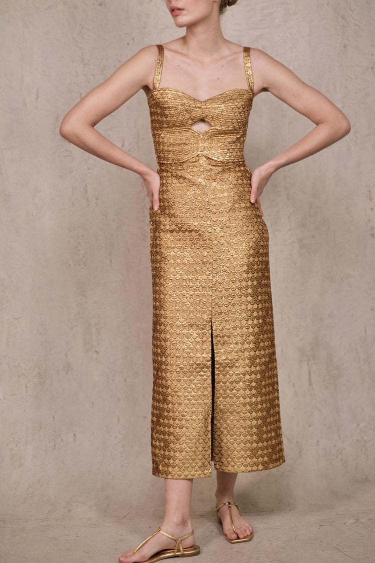 Vestido de jacquard dorado, de Johanna Ortiz (869 euros).