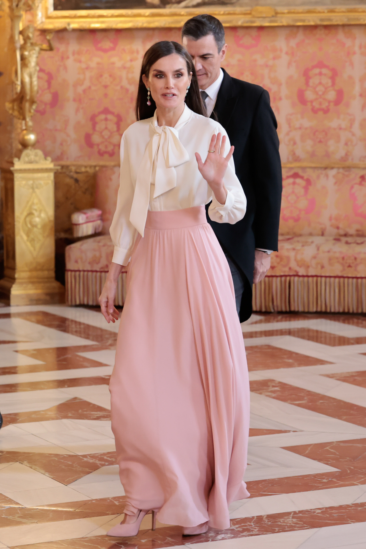 La reina Letizia con una falda rosa obra de su costurera.