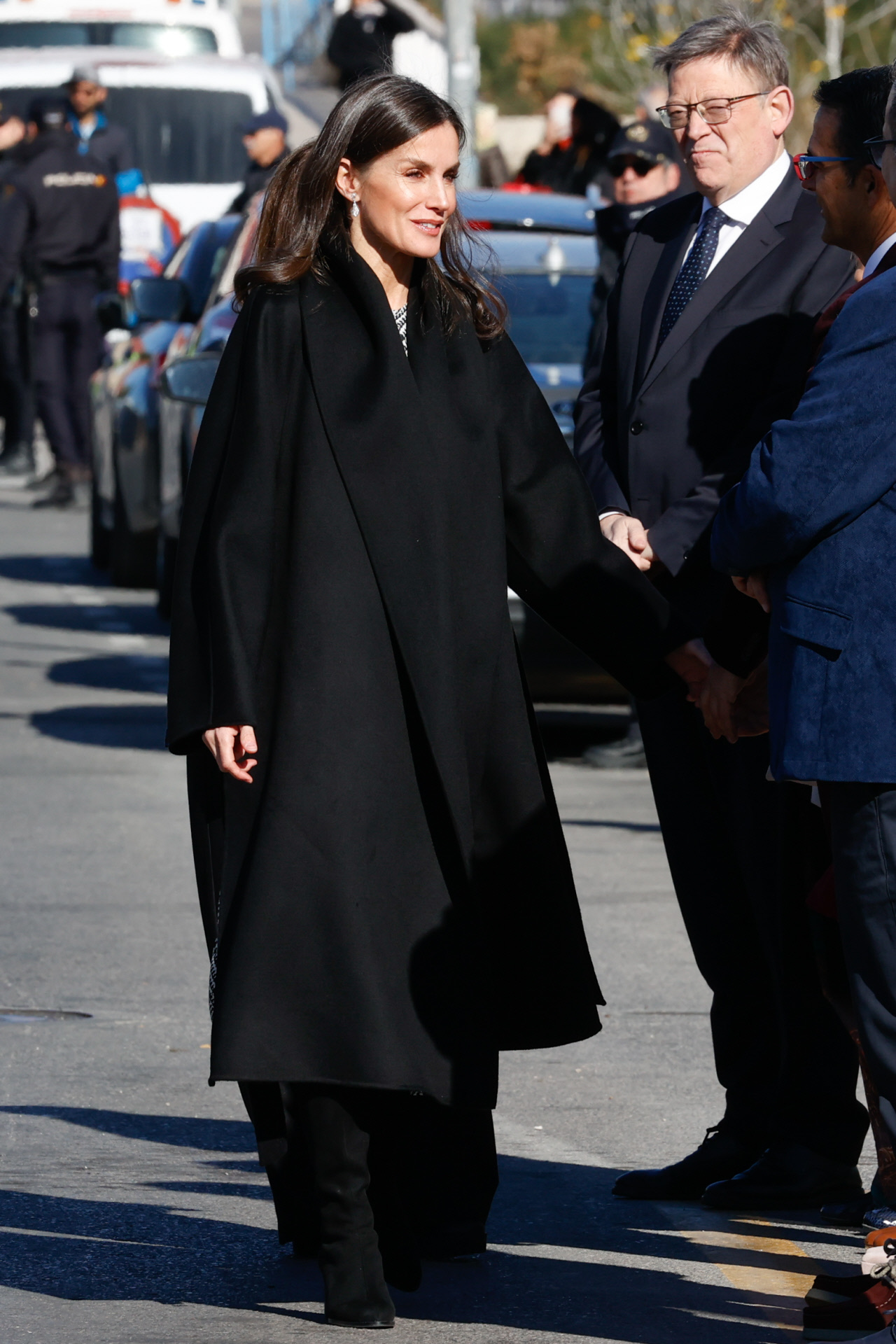 La reina Letizia con botas altas y abrigo de Carolina Herrera.