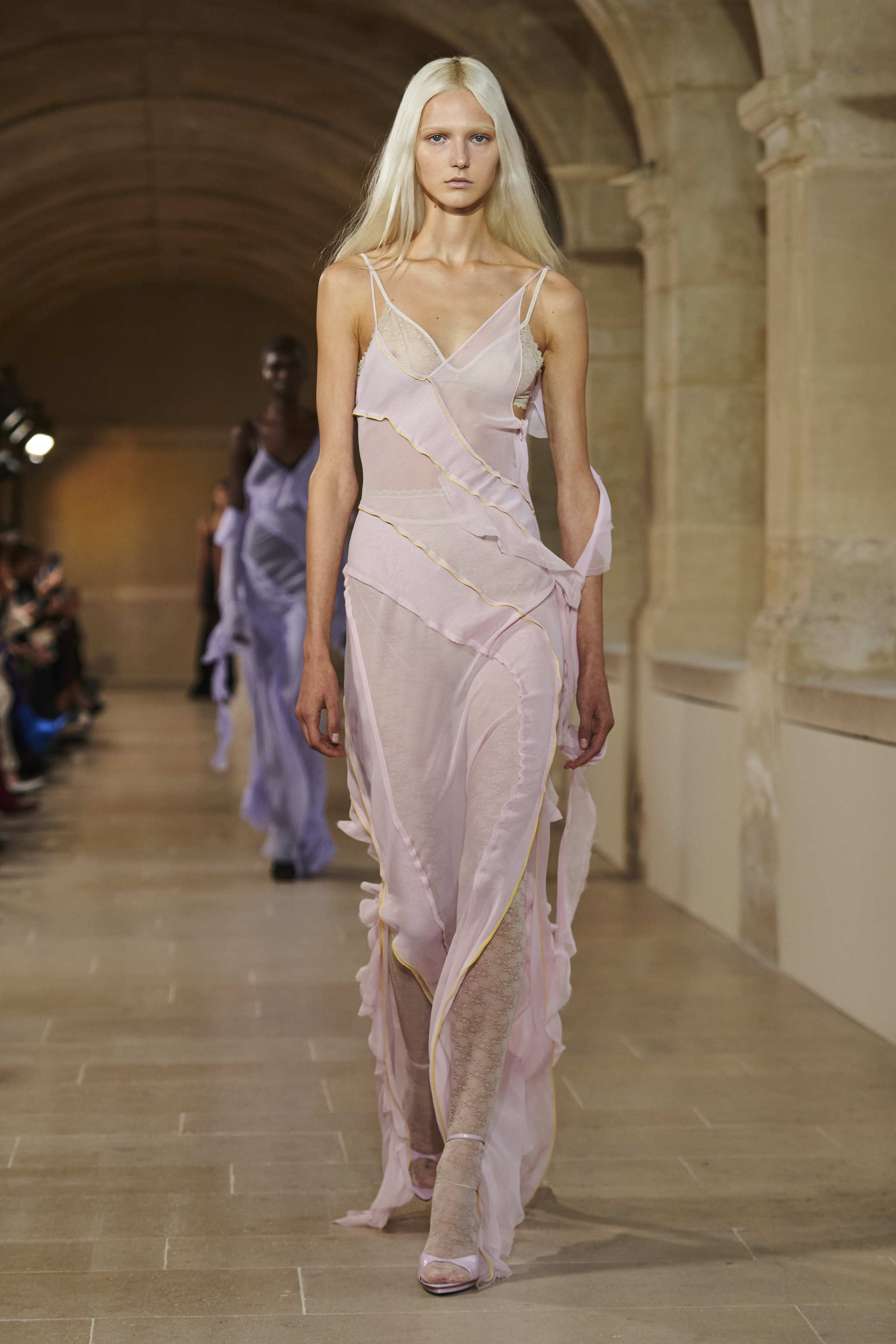 Modelo con el vestido de invitada de la colección primavera-verano 2023 de Victoria Beckham