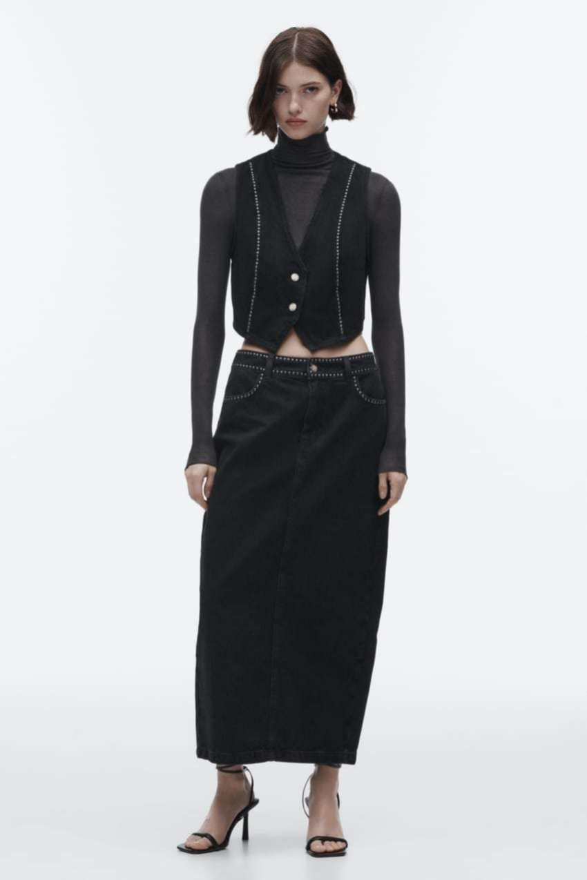 Modelo de Zara con conjunto de chaleco y falda midi de la nueva colección denim