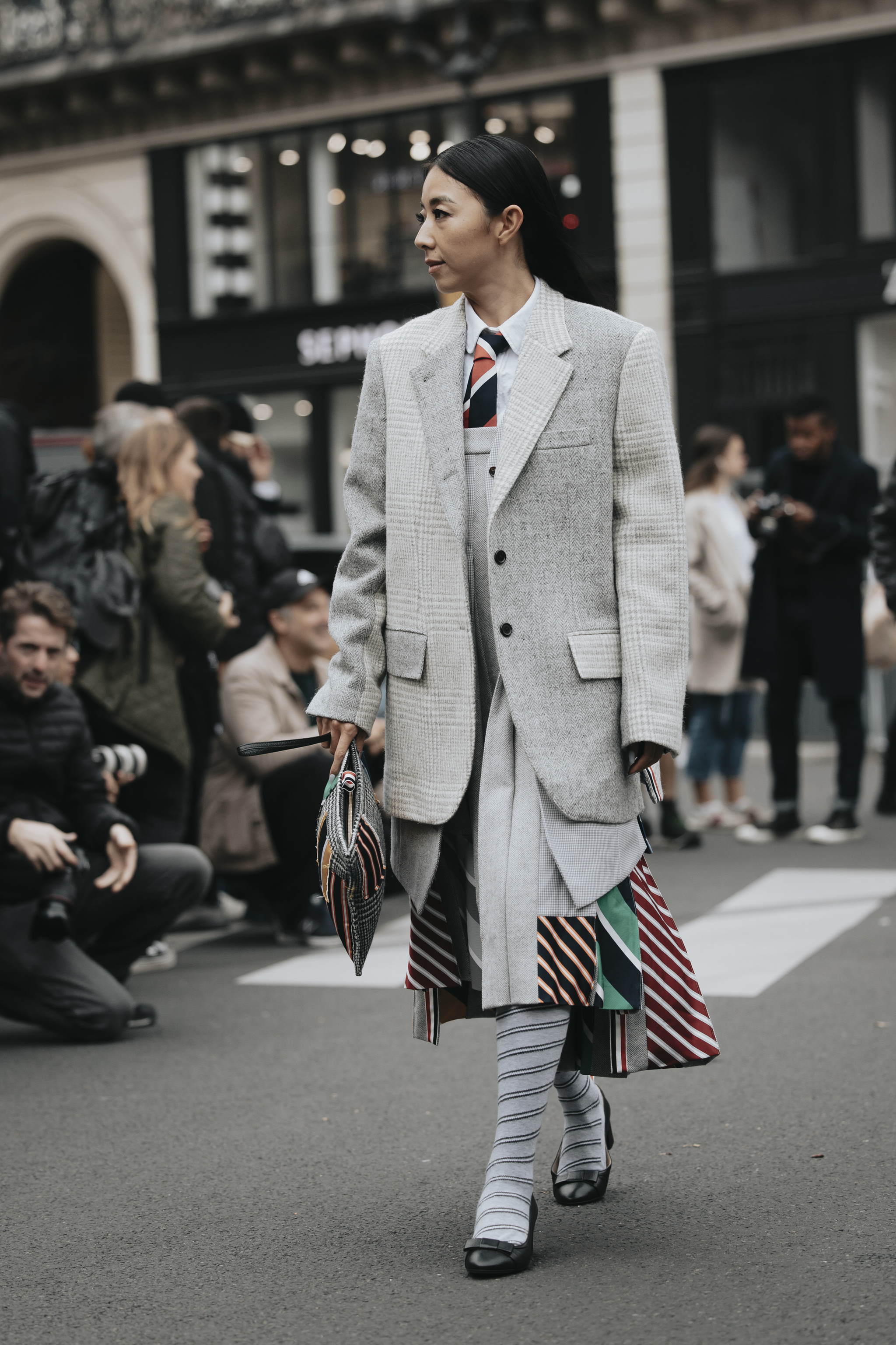 Look de falda y corbata en las calles de París.