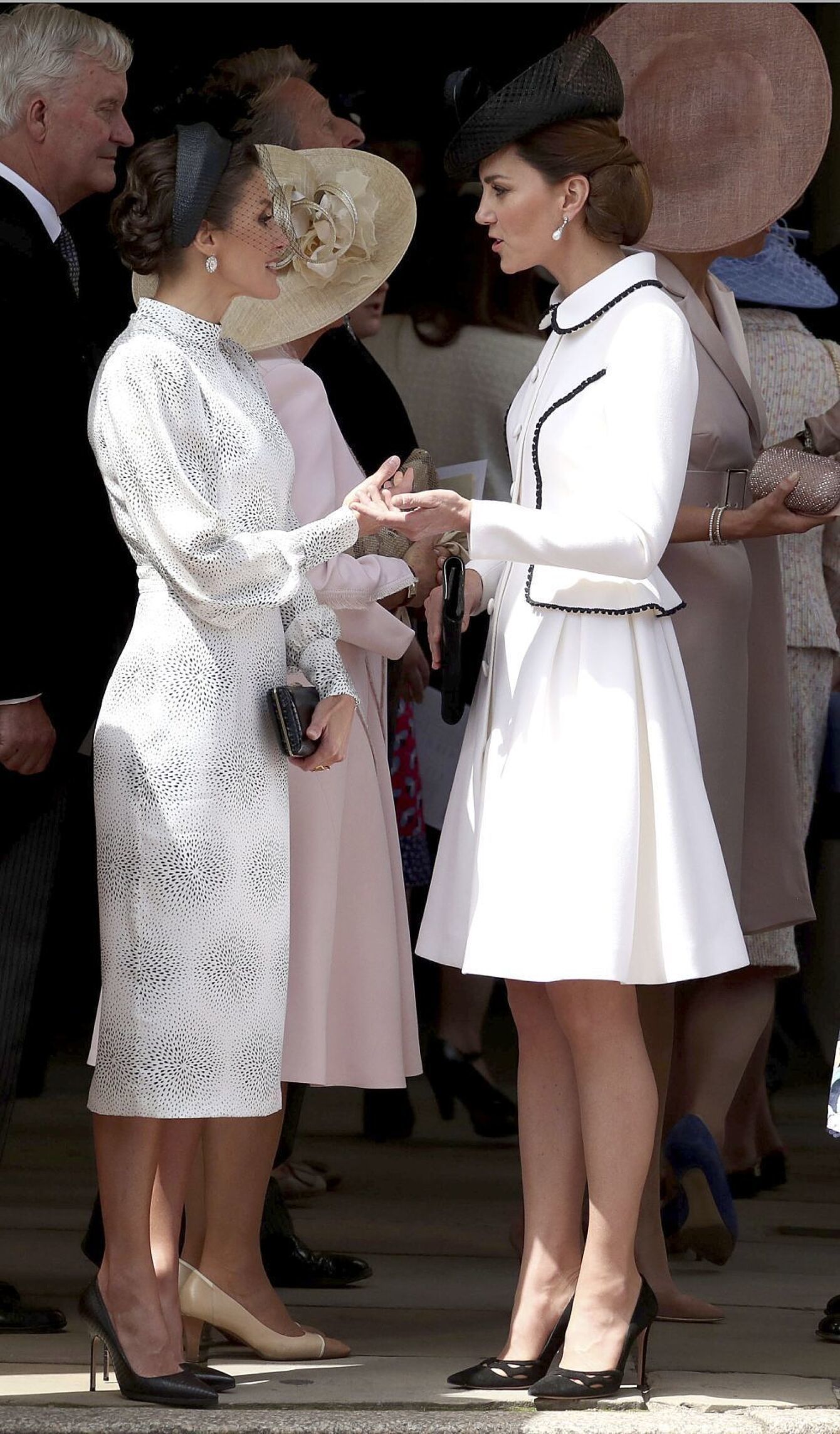 La reina Letizia con total look de Cherubina, con Kate Middleton en Reino Unido en 2019.