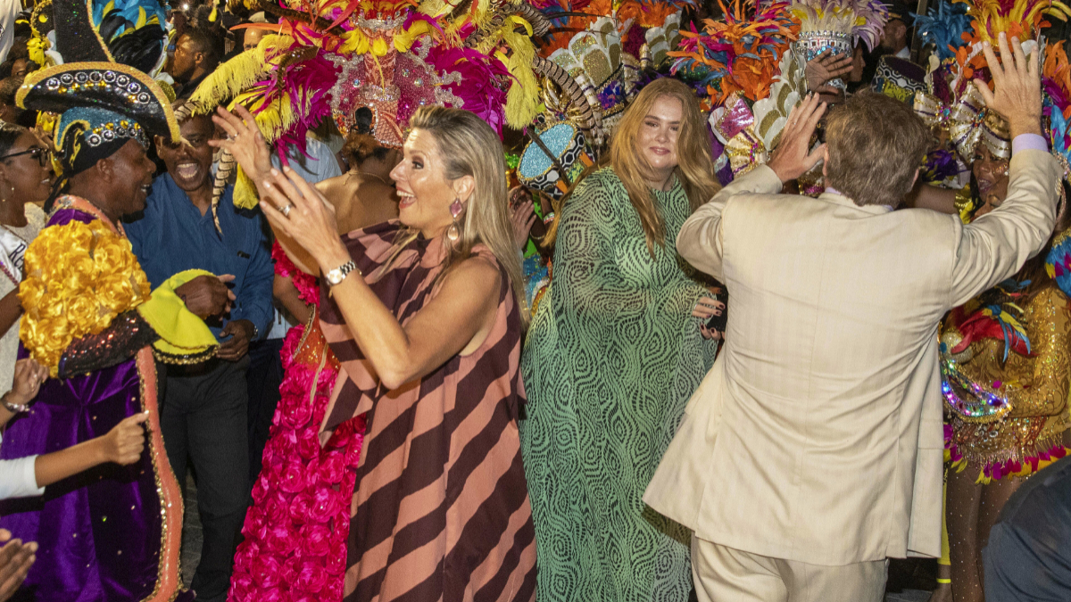 Máxima de Holanda, su hija Amalia y su padre Guillermo disfrutando del carnaval de Curaçao.