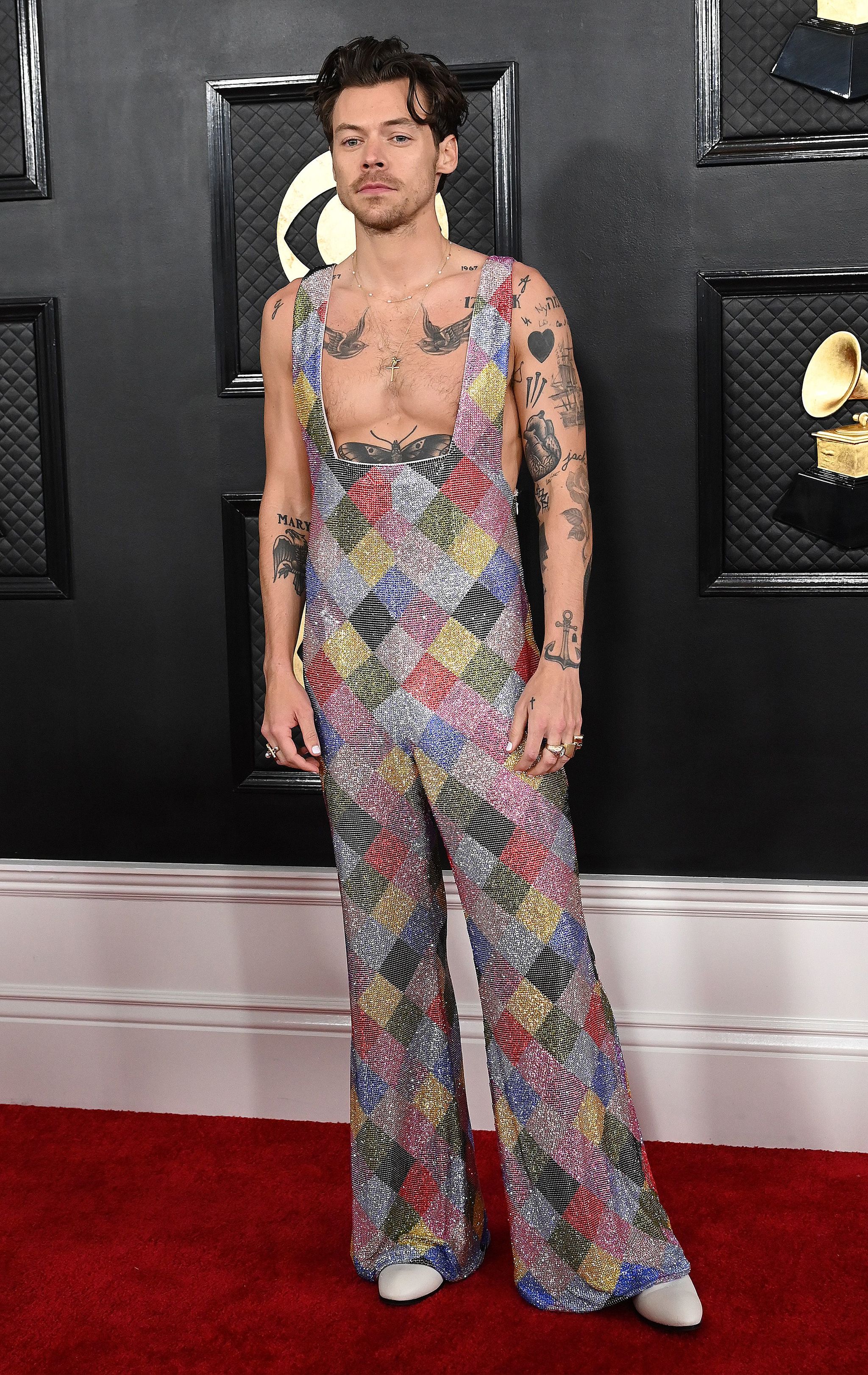 Harry Styles con un jumpsuit en los Grammy.