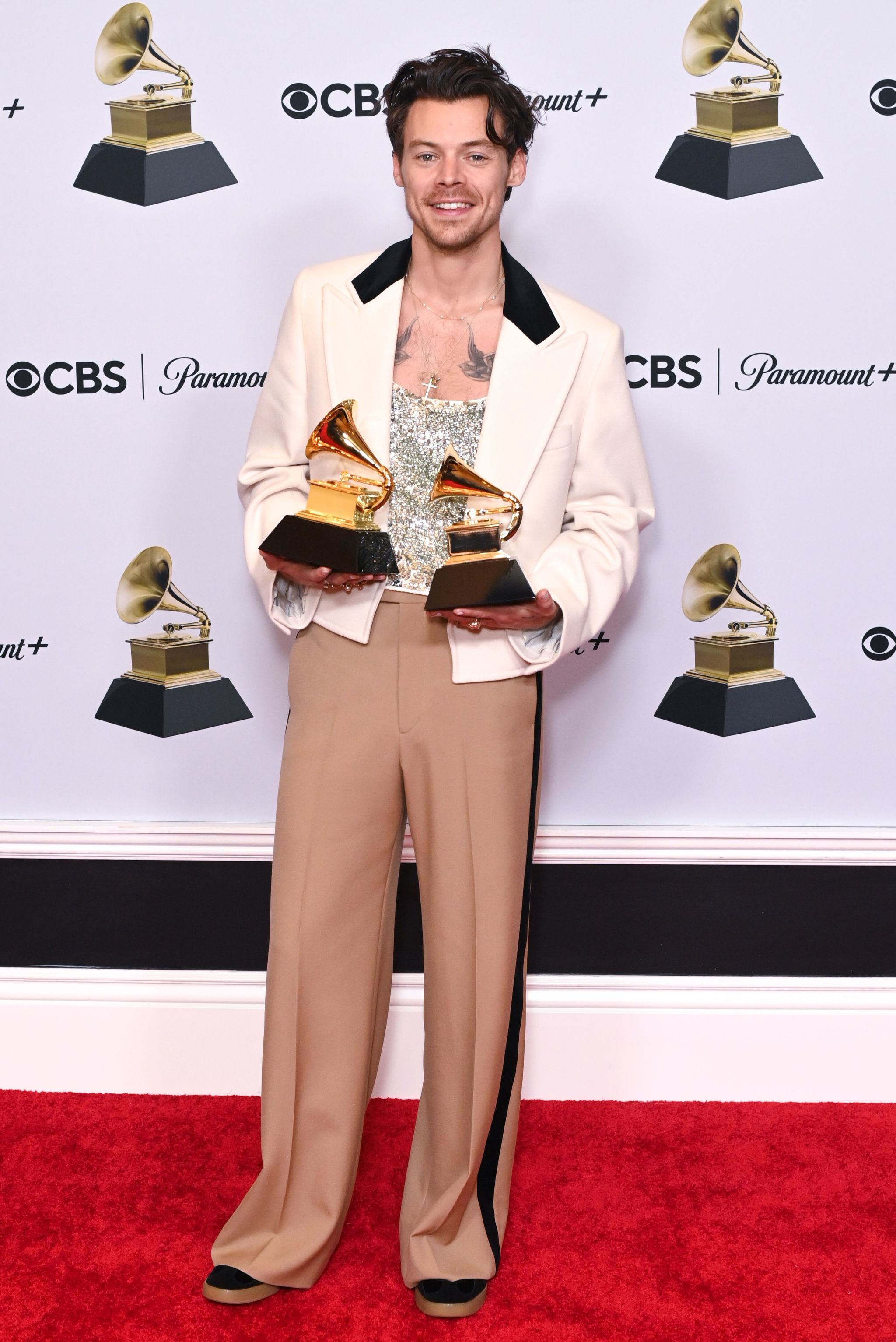 Harry Styles con un look con el que recogió los dos Grammy.