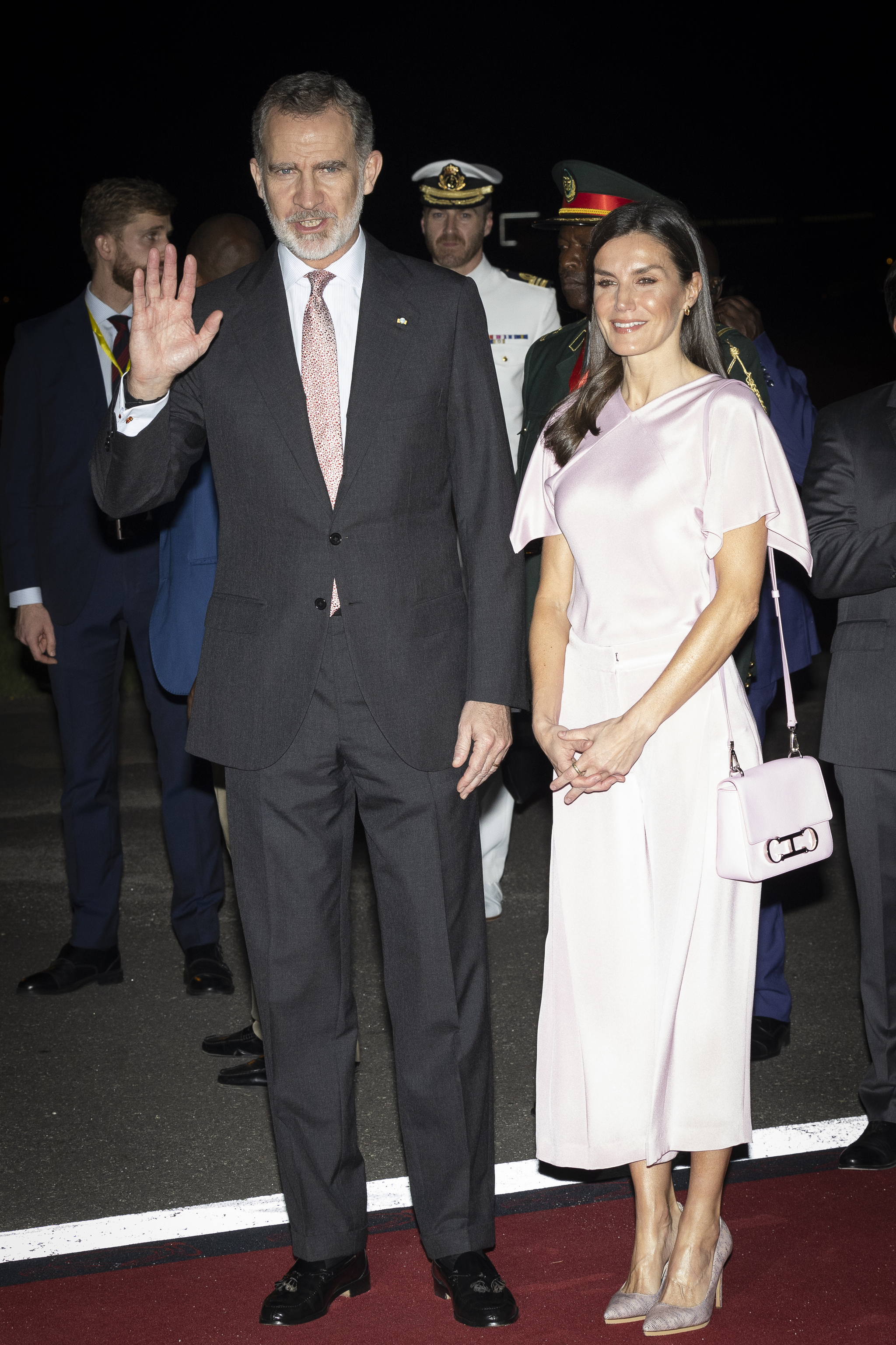 La reina Letizia vestida de rosa palo, el mismo color de la corbata del rey Felipe, a su llegada a Angola.
