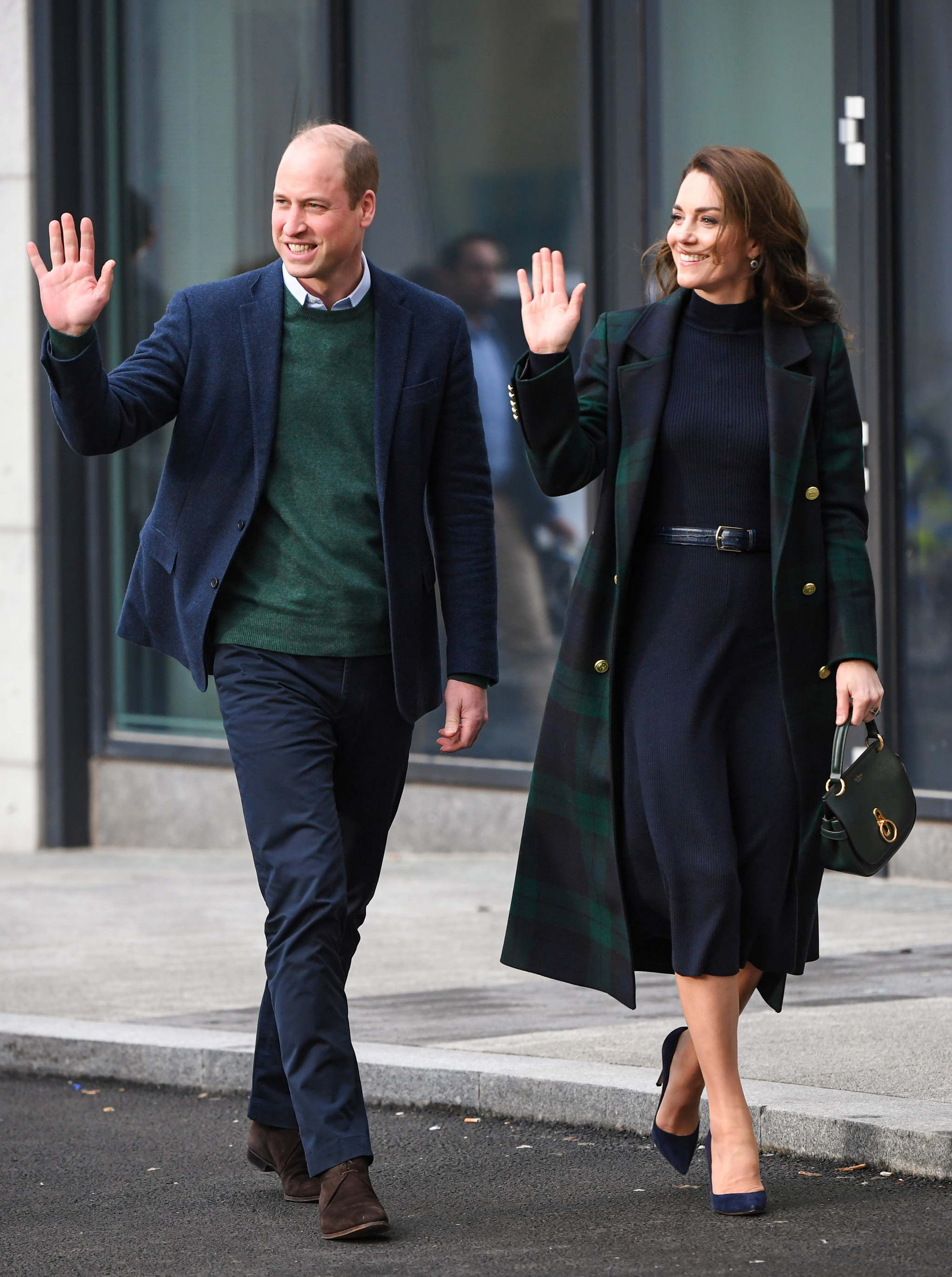 El príncipe William y Kate Middleton muy conjuntados en la visita al Hospital Universitario Royal Liverpool.