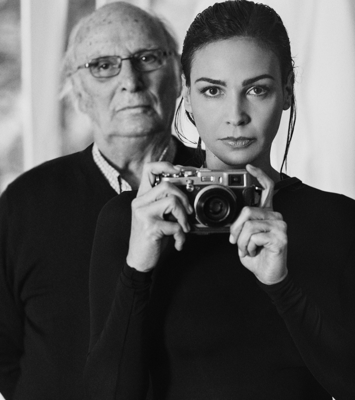 Carlos Saura, en la foto, posa con Inés sosteniendo una de sus cámaras.