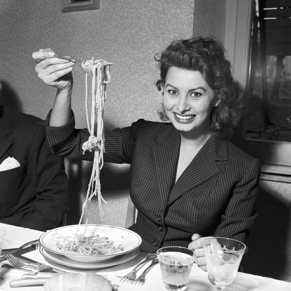 <p>Sofia Loren con un delicioso plato de pasta </p>