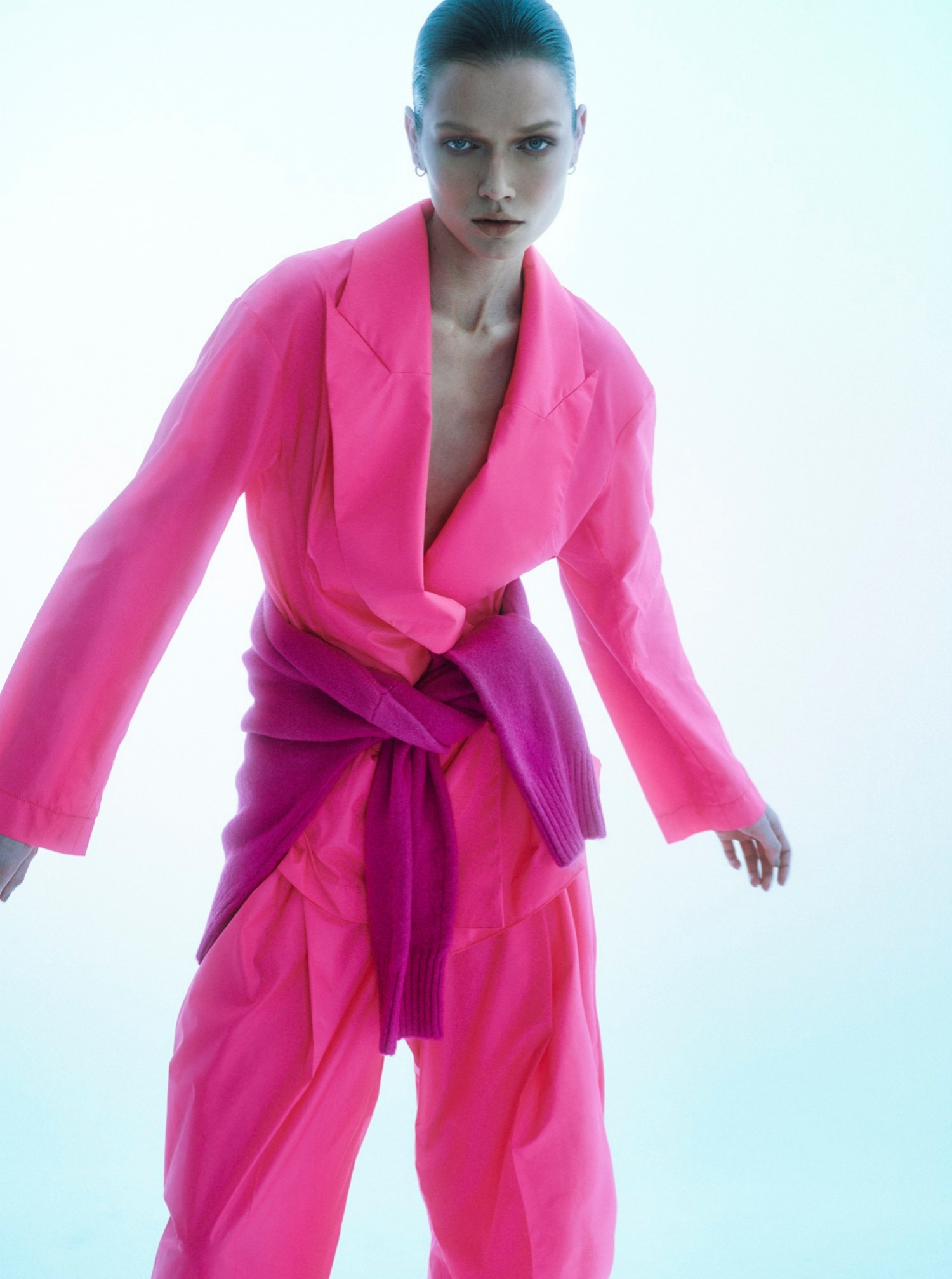 Modelo con traje dos piezas en tono rosa neón