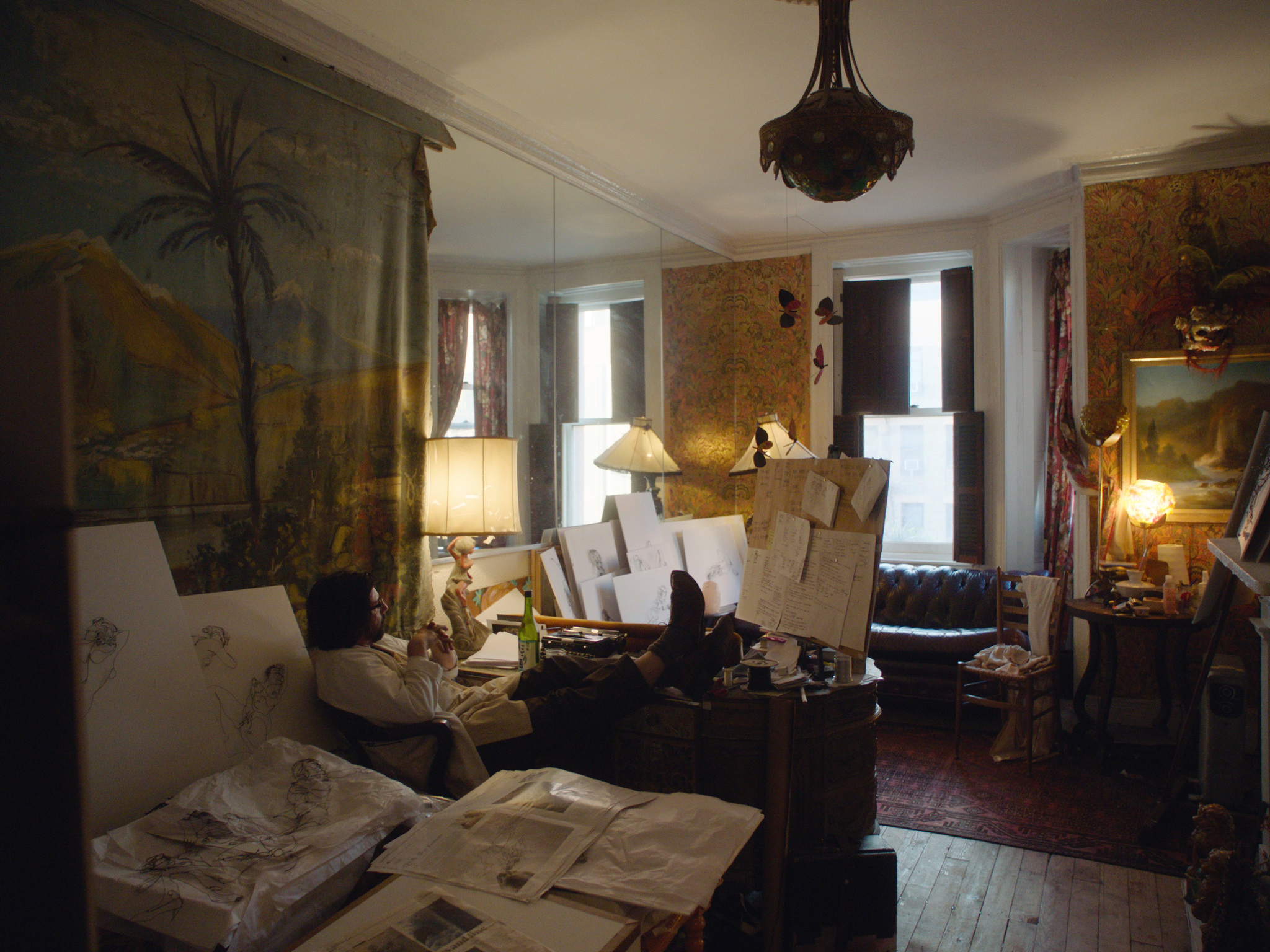 Fotograma de Dentro del Chelsea Hotel que muestra una habitación de un artista bohemio que lleva años allí alojado.