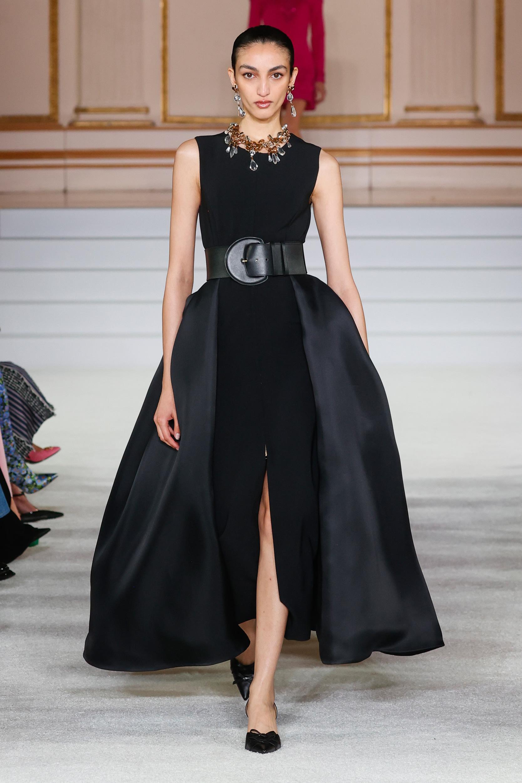 Vestido negro sin mangas con cola de Carolina Herrera, colección o-i 2023.