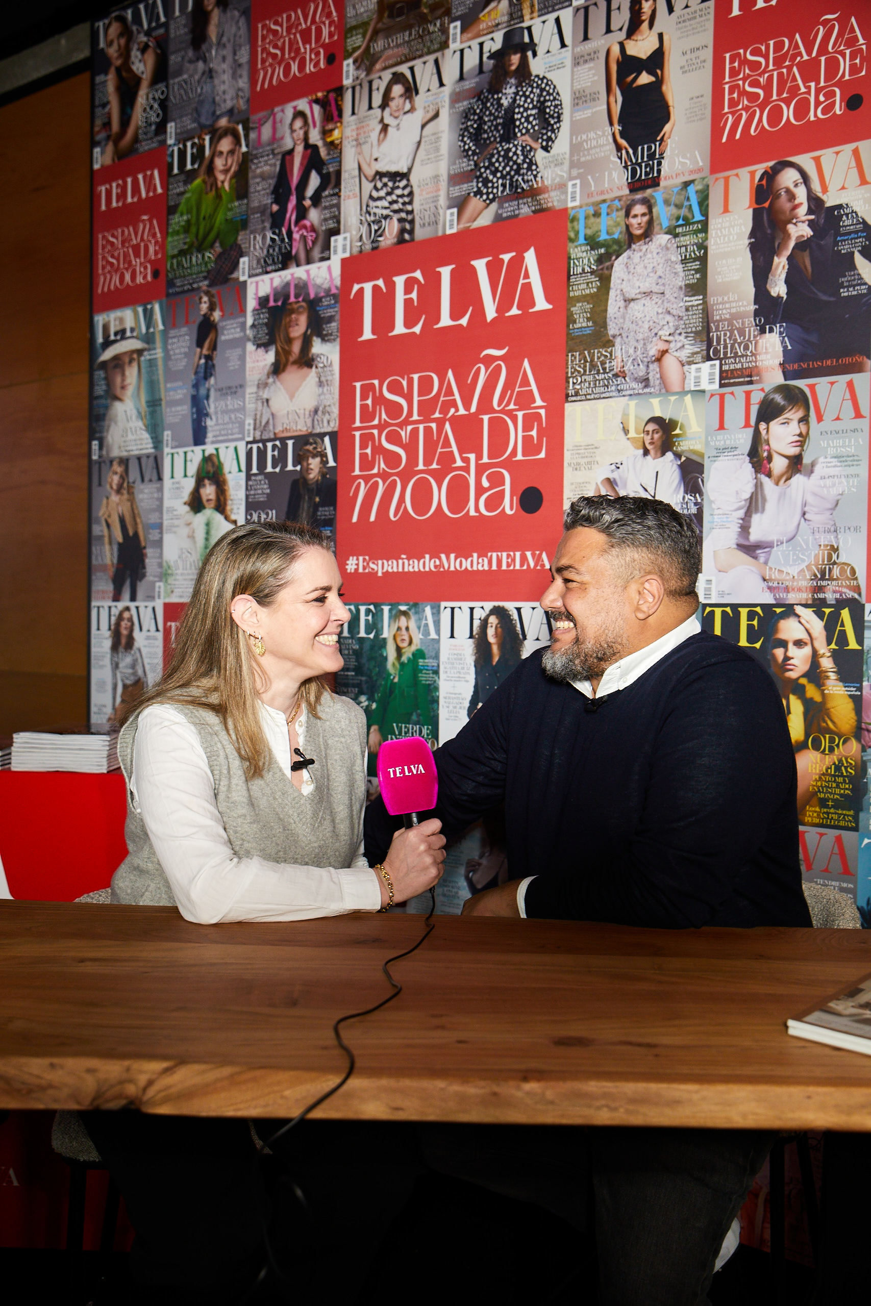 Nacho Aguayo en la entrevista en el stand de TELVA con Elisa Álvarez Espejo en Ifema.