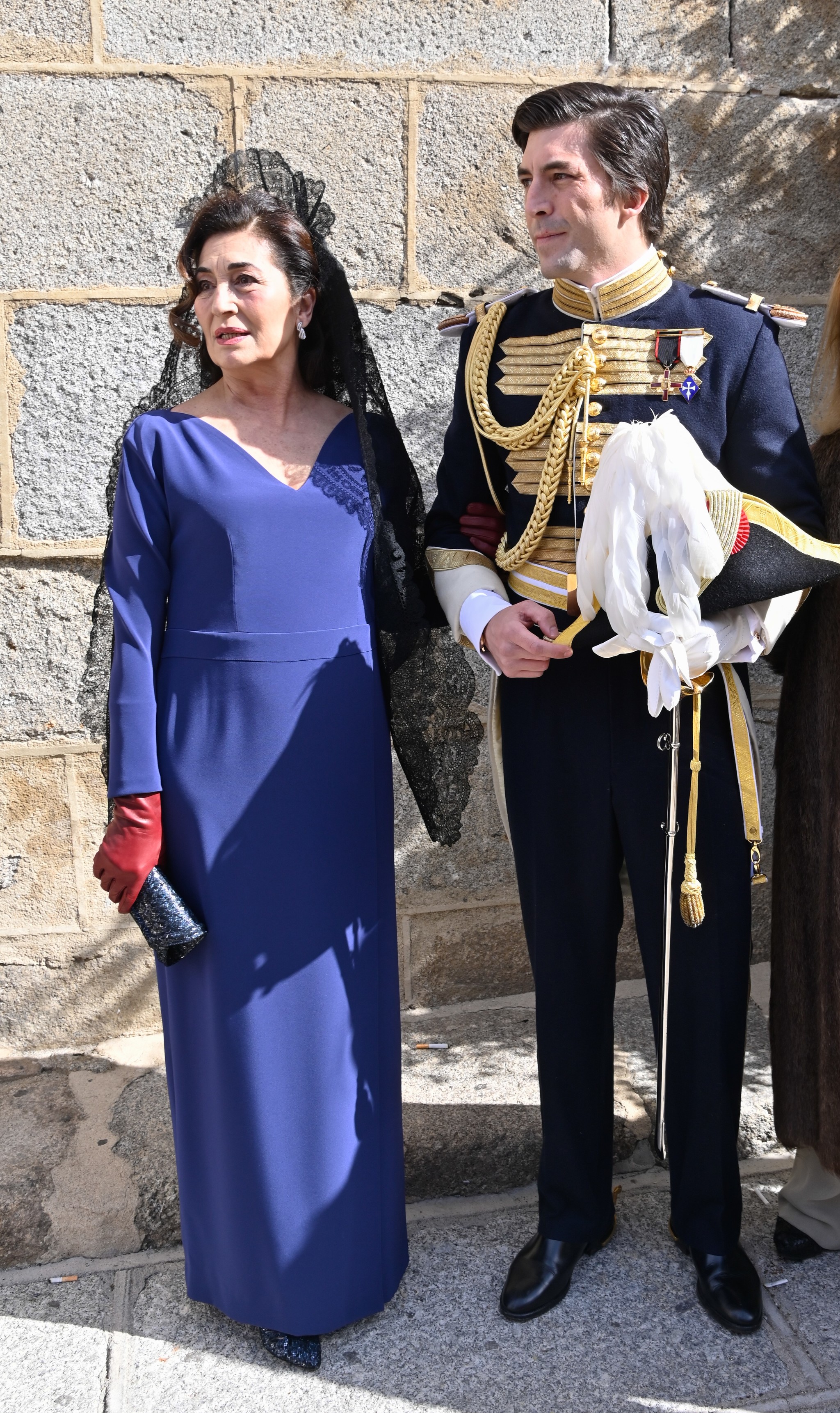 Rodrigo Fontcuberta con su madre con vestido azul, guantes rojos y mantilla negra.
