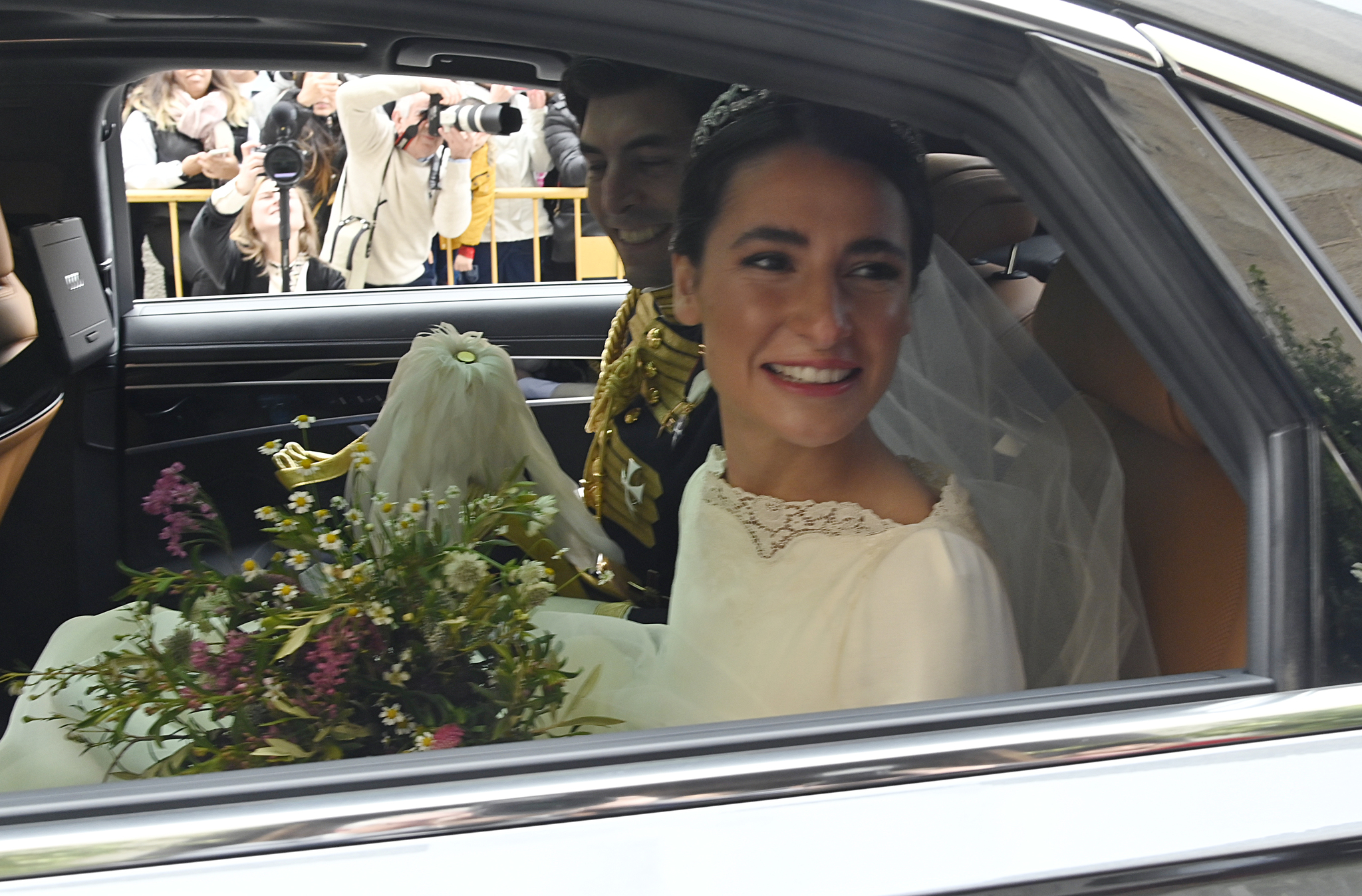 Ana Sainz en el coche con su ya marido rumbo a la Finca donde celebraron la boda, La Piñonera.