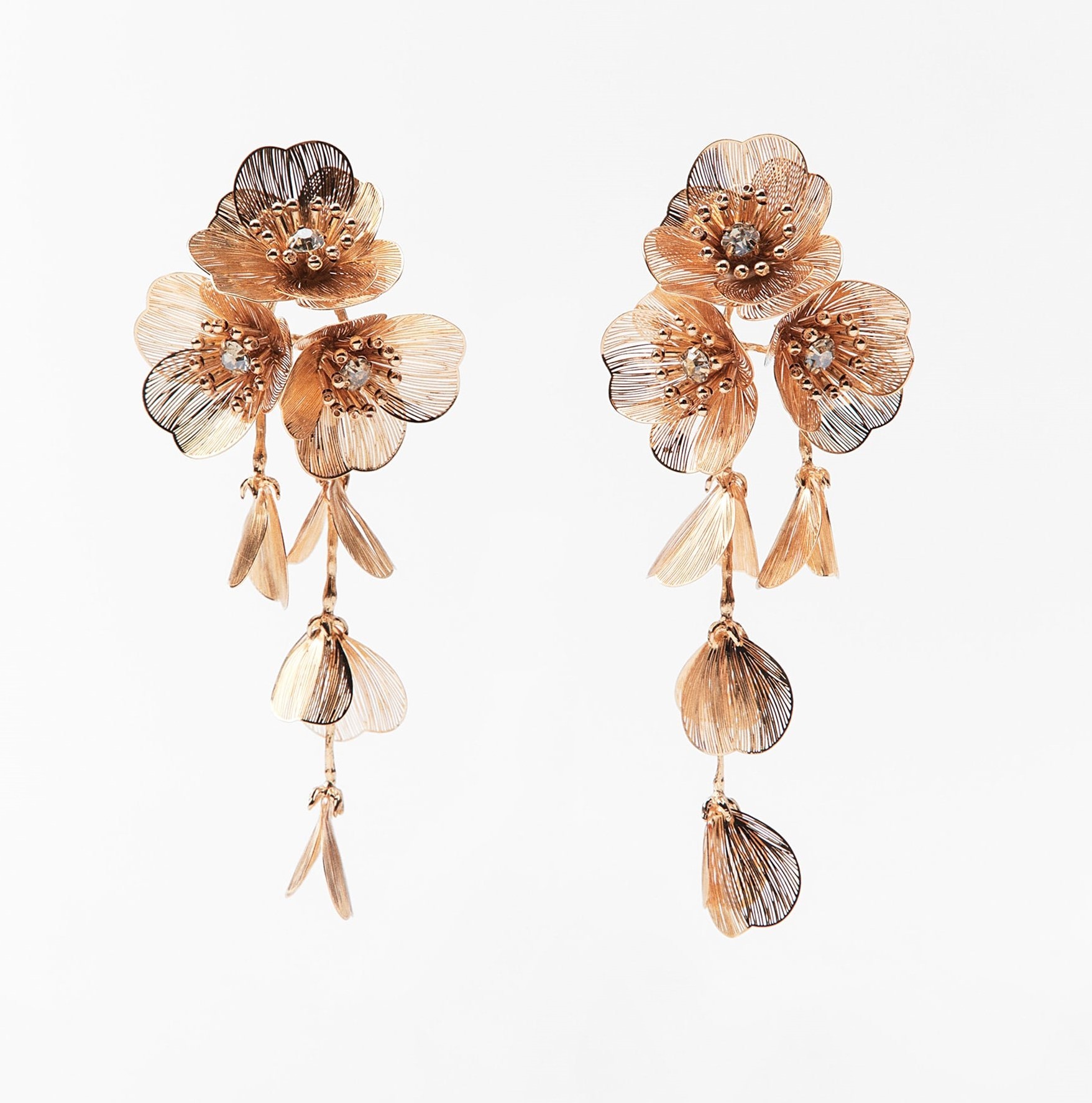Pendientes de flores, de Zara (15,95 euros).