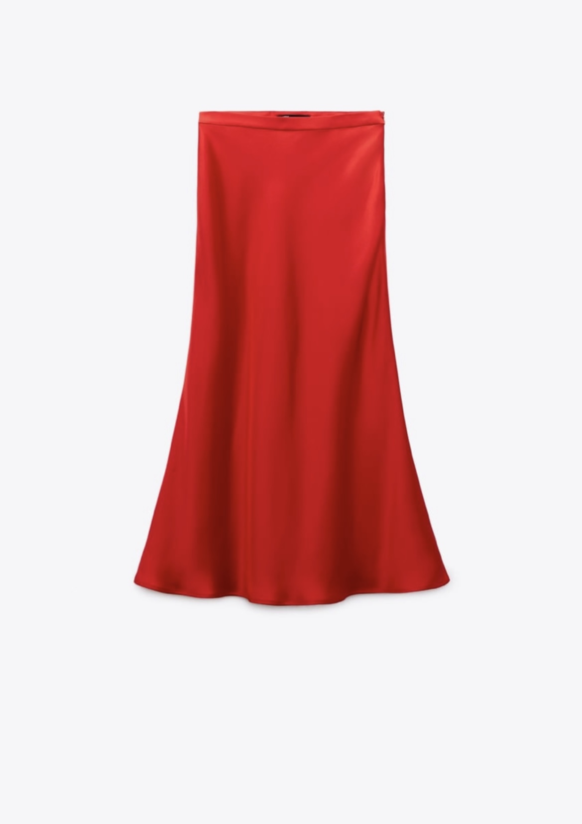 Falda de satén en color rojo de Zara (25,95 euros).