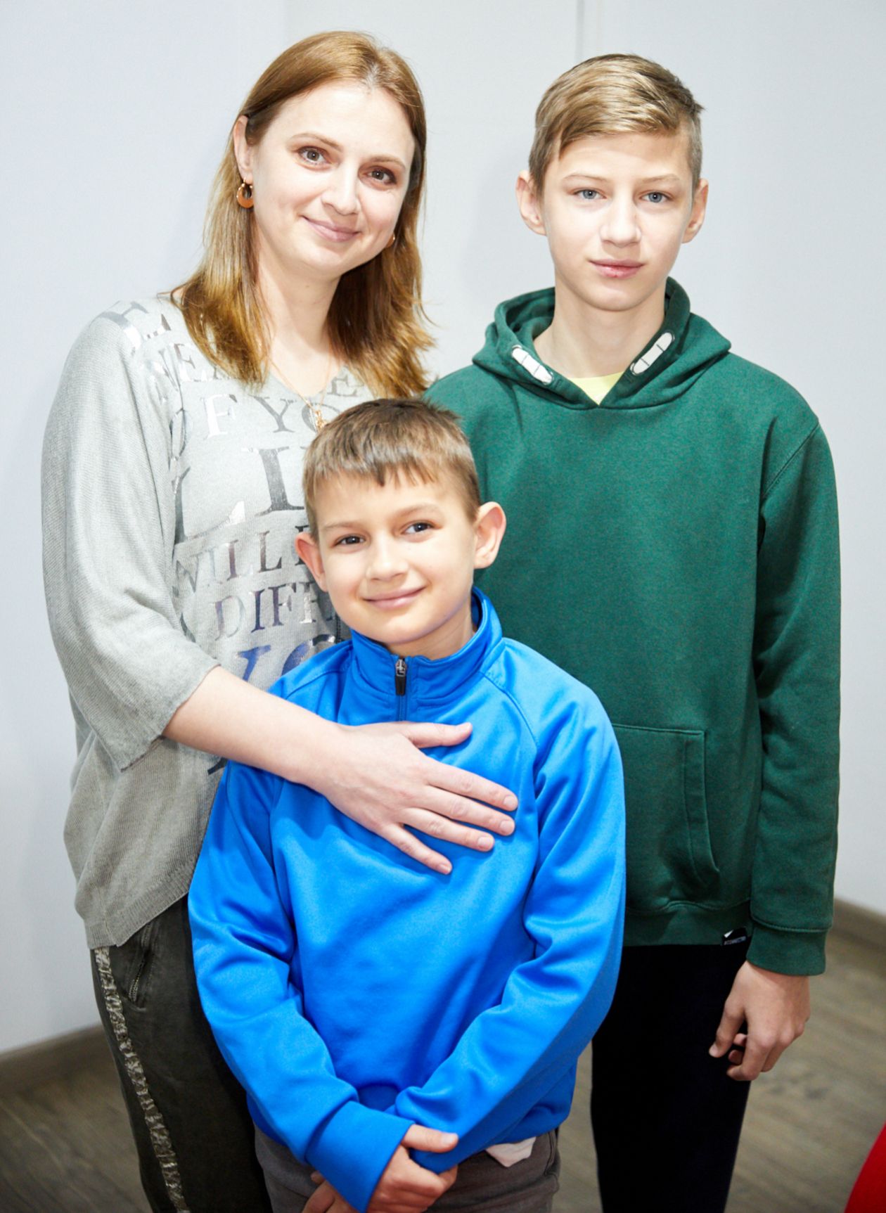 Tetiana Mukhina con sus hijos Matvey y Nikita, que tiene un tumor cerebral y está siendo tratado en el Hospital Gregorio Marañón de Madrid.