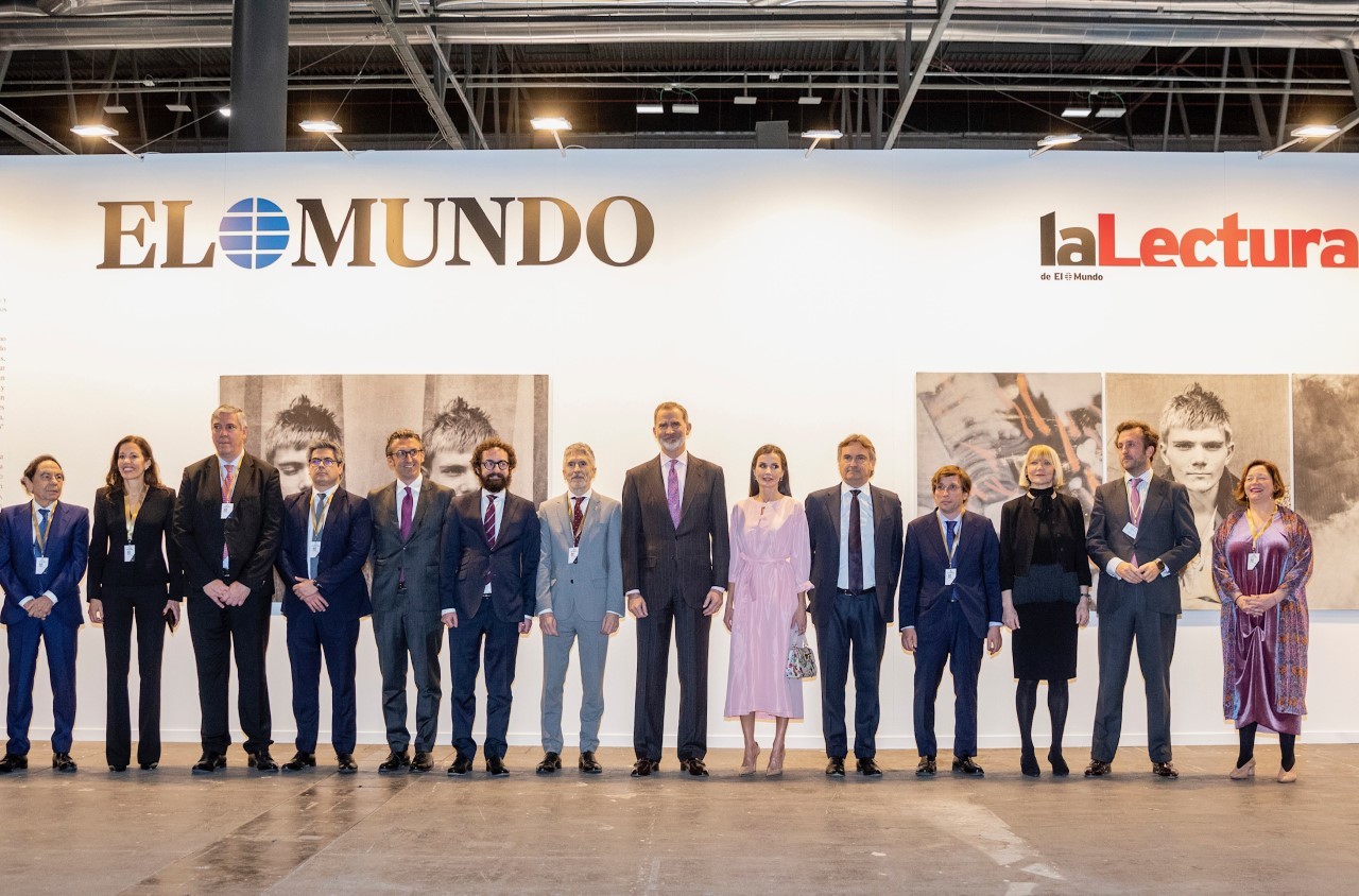 Los Reyes Felipe VI y Letizia visitan el stand de El Mundo y La Lectura durante la feria ARCO de arte contemporáneo.
