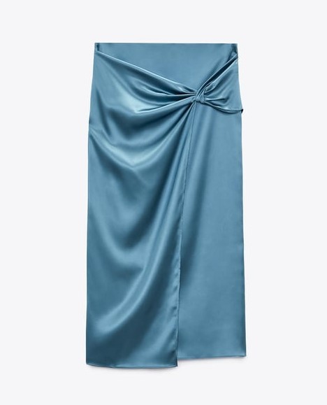 Falda de satén de Zara (25,95 euros).