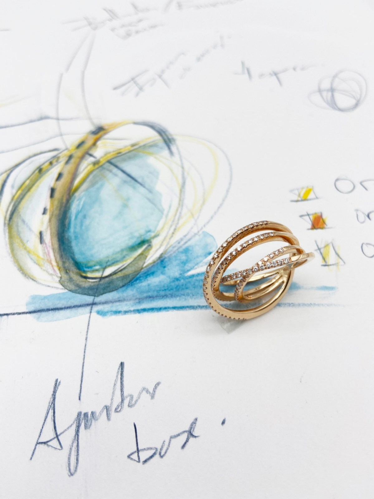 Joyeros del metal fino. "El anillo infinito representa en 4 aros las etapas de la vida, está realizado a mano y cada pieza es diferente". Clo Madrid.