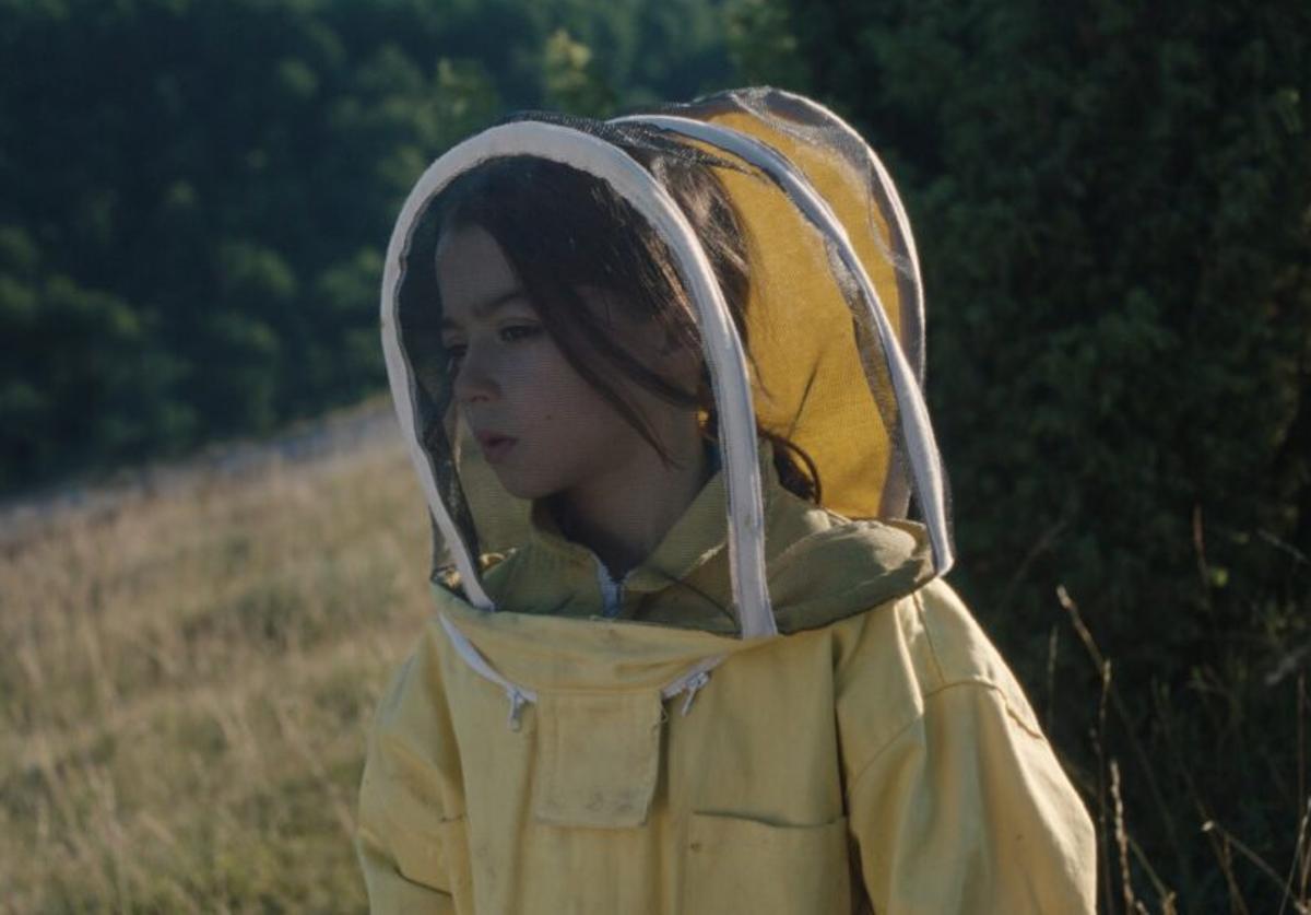 Sofía Otero en un fotograma de la película "20.000 especies de abejas".