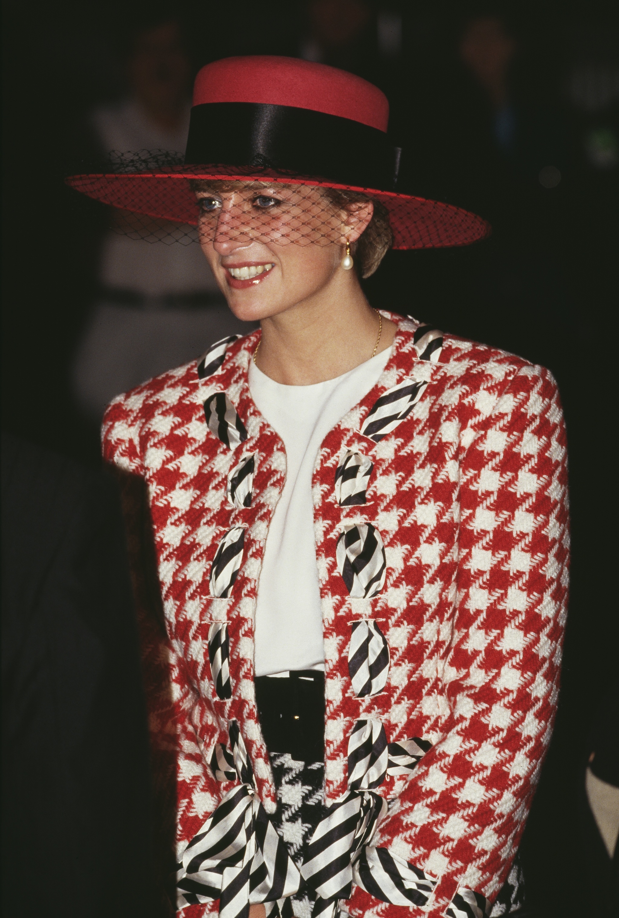 Diana, Princesa de Gales llega al aeropuerto de Toronto para una visita oficial a Canadá, el 23 de octubre de 1991 con un traje Moschino rojo, blanco y negro y un sombrero de Philip Somerville.