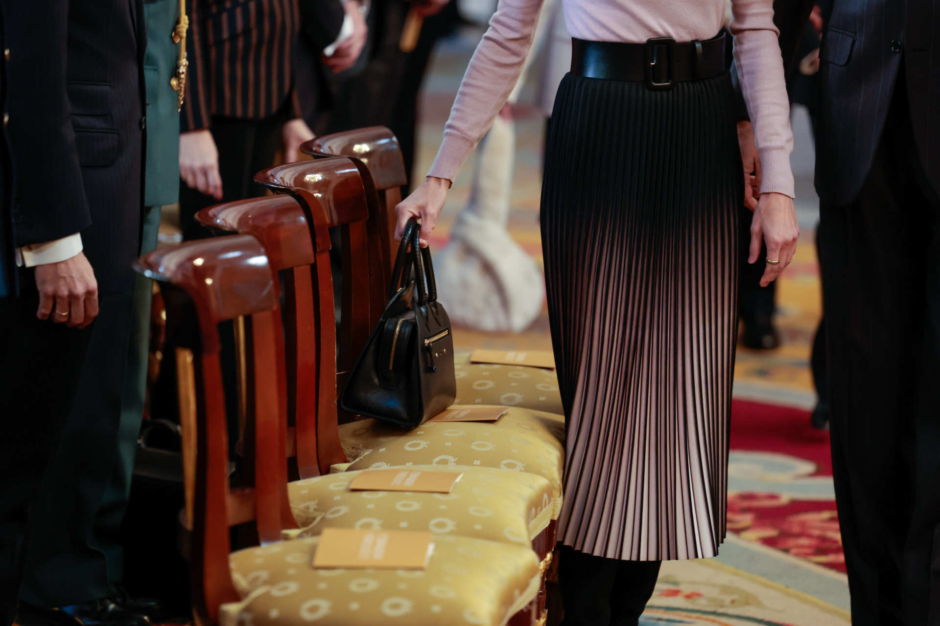 El cinturón con el que Letizia da un nuevo giro a su falda midi.