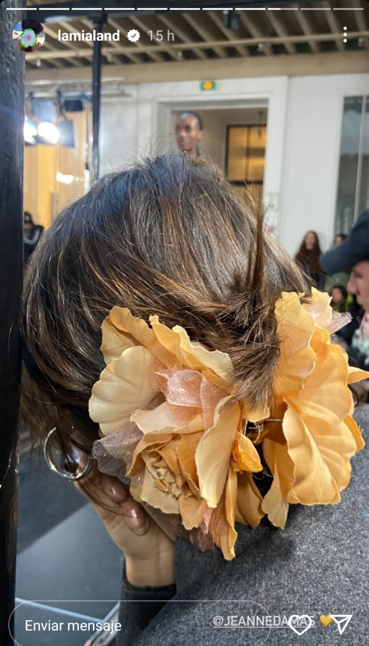 Jeanne Damas con el accesorio de pelo favorito de las parisinas: la pinza de flores.