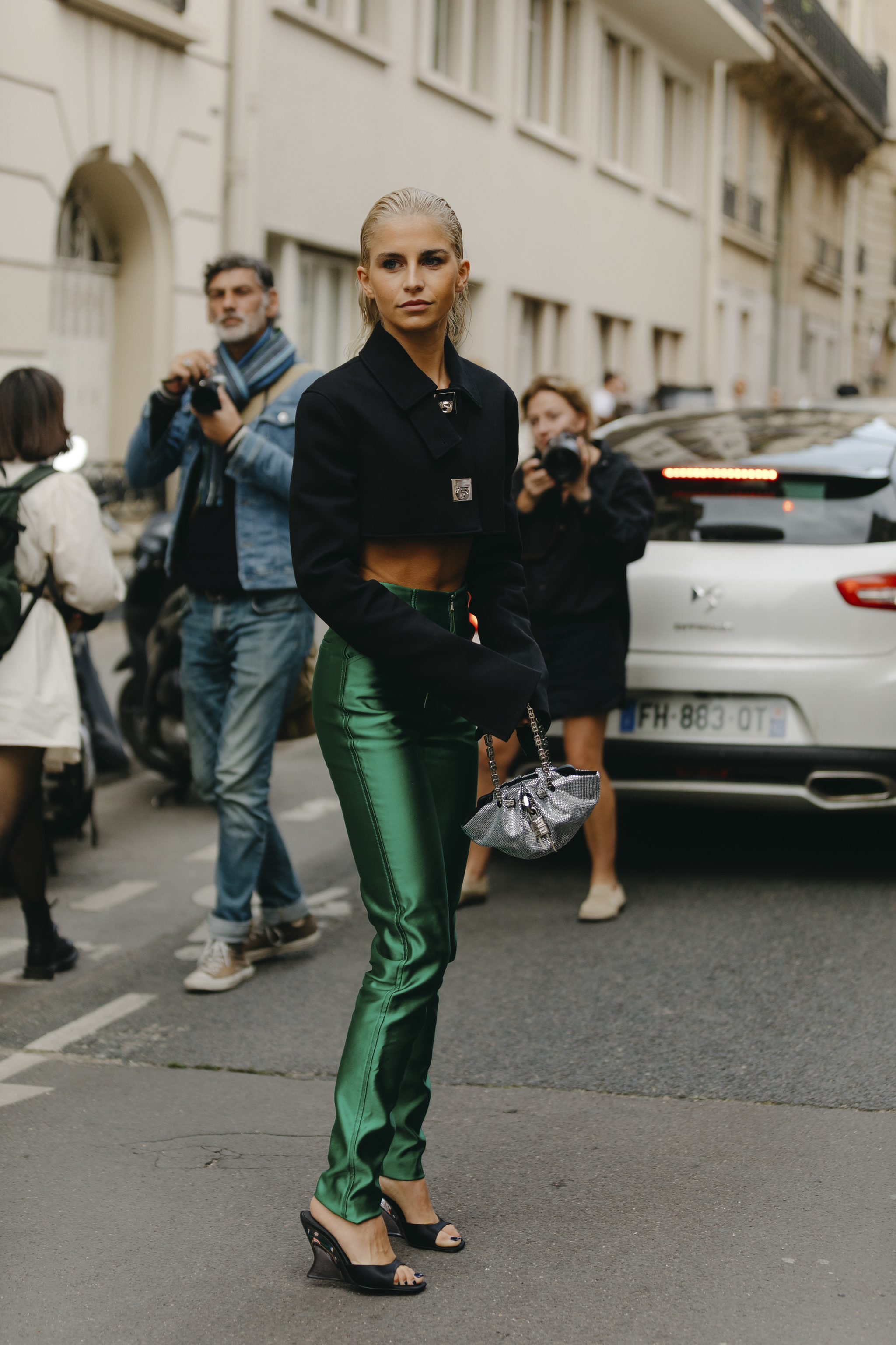 Caroline Daur con pantalones pitillo verde esmeralda.