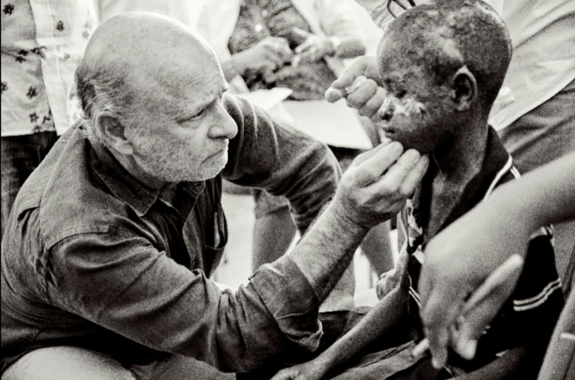 El Dr. Pedro Jaén atendiendo en Tanzania a uno los niños afectados por xeroderma pigmentoso. T